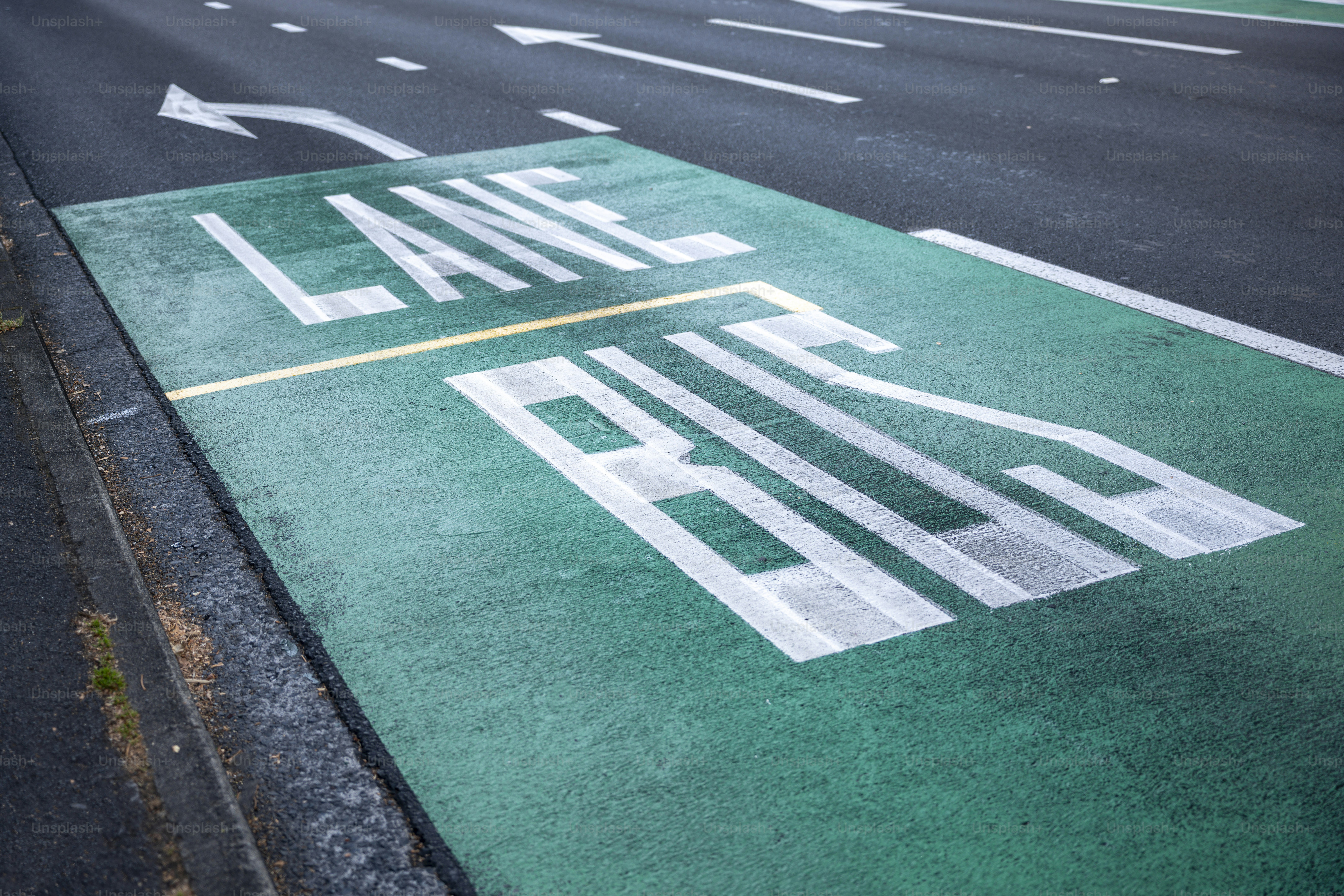 Busspur-Straßenschild auf Asphalt gemalt