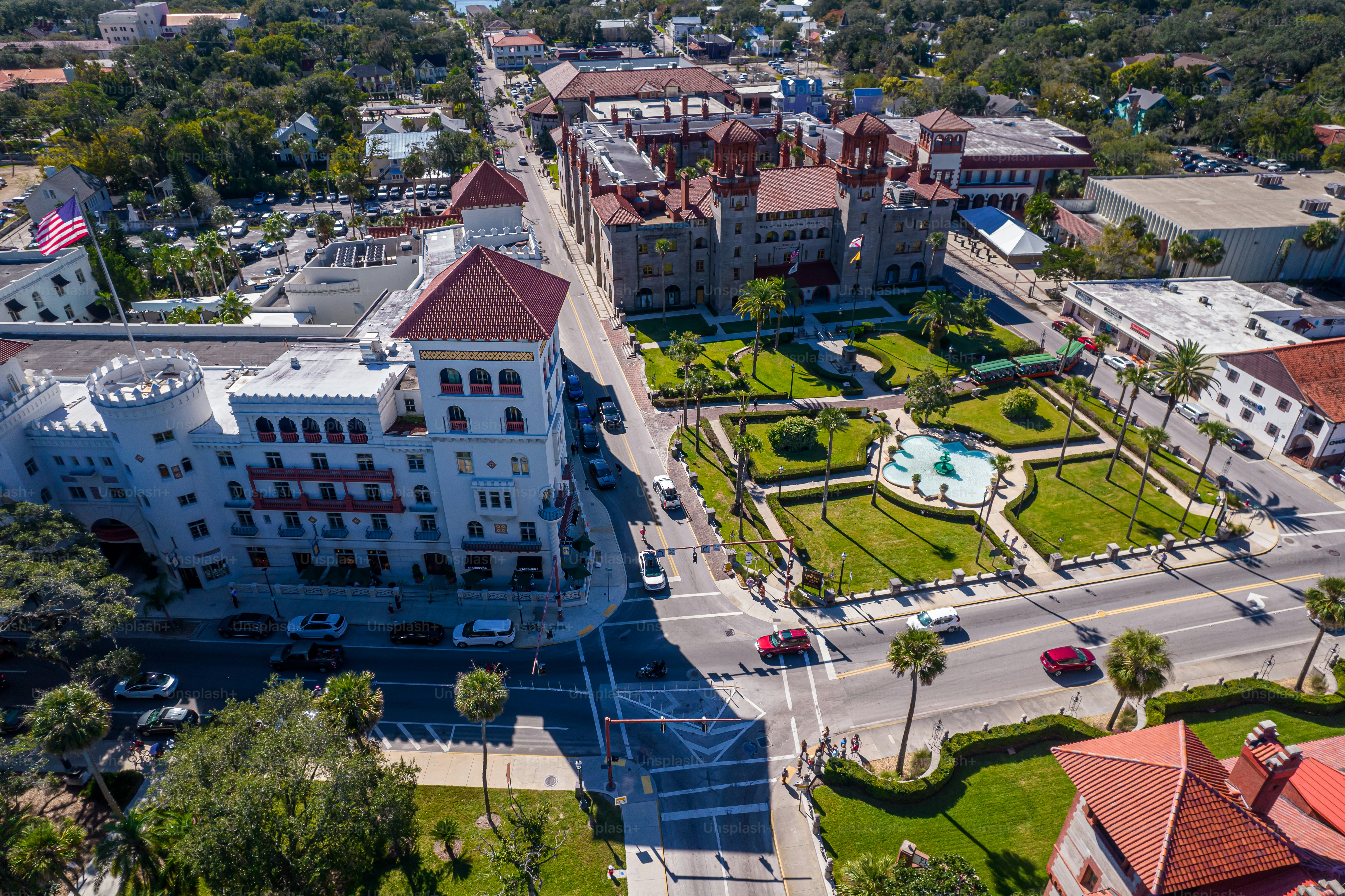 Hermosa vista aérea de San Agustín, la ciudad más antigua de EE. UU. el Monumento Nacional al Castillo de San Marcos, el Colegio Flagler y la Bahía de Matanzas
