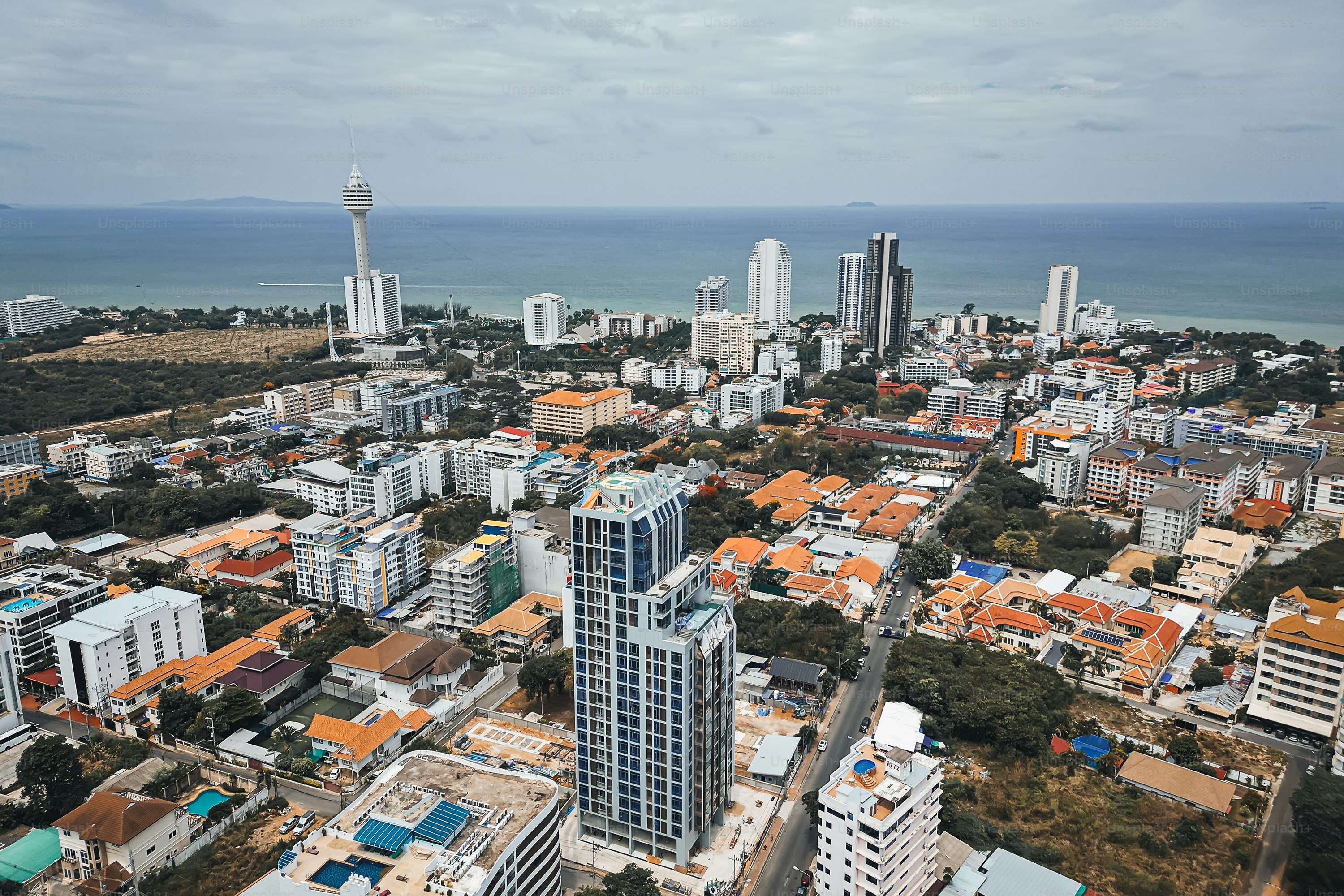 Vista dall'alto della città di Pattaya con cielo blu e mare blu. sfondo del paesaggio per la carta da parati. L'ideale per sentirsi felici, calmi, relax, vacanza