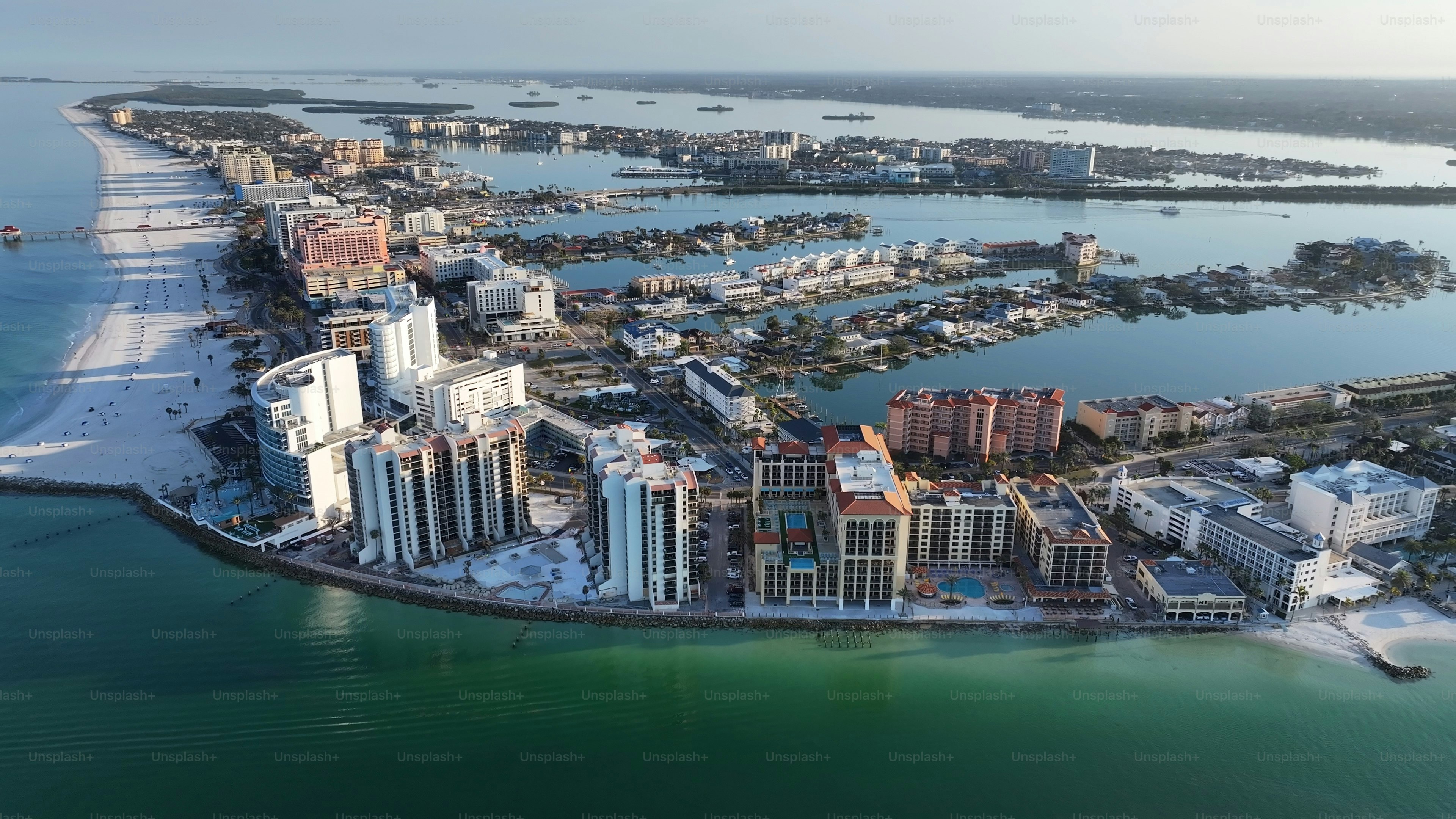 미국 플로리다주 클리어워터의 일출 스카이라인. 선라이즈 시티. 놀라운 도시 풍경. 해변 풍경. 미국 플로리다주 클리어워터의 일출  스카이라인. 평화로운 일몰 하늘. 사진 – Unsplash의 바닷가 이미지