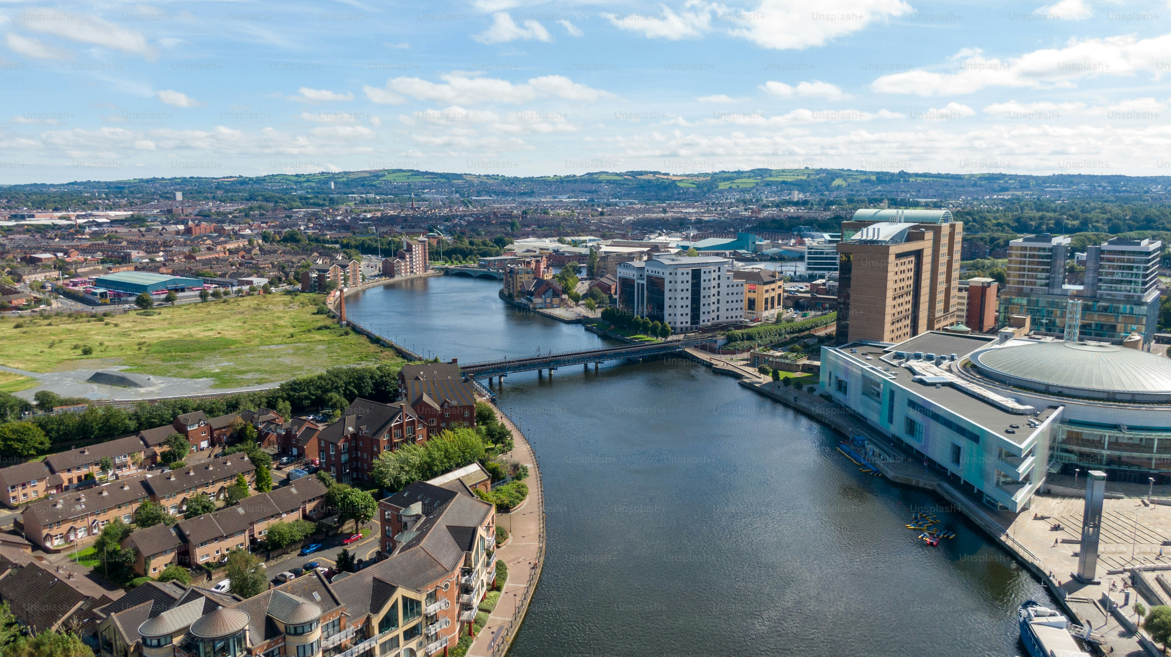 Veduta aerea sugli edifici e sul fiume Lagan nel centro della città di Belfast, nell'Irlanda del Nord. Foto del drone, vista dall'alto della città
