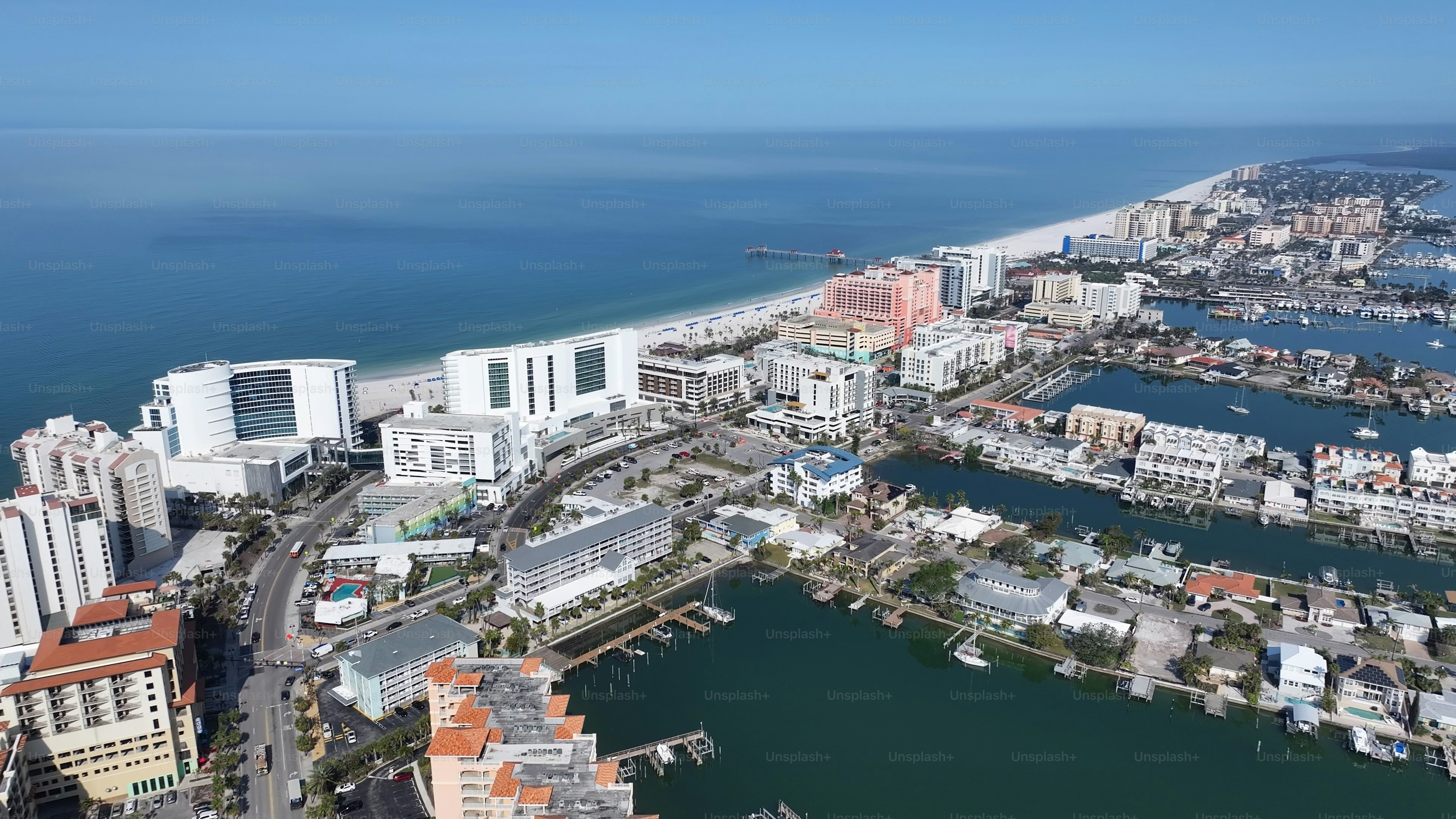Clearwater Beach Skyline At Clearwater In Florida Vereinigte Staaten. Strandlandschaft. Innenstadt. Reise-Szenerie. Clearwater Beach Skyline At Clearwater In Florida Vereinigte Staaten. Erstaunliches Stadtbild.