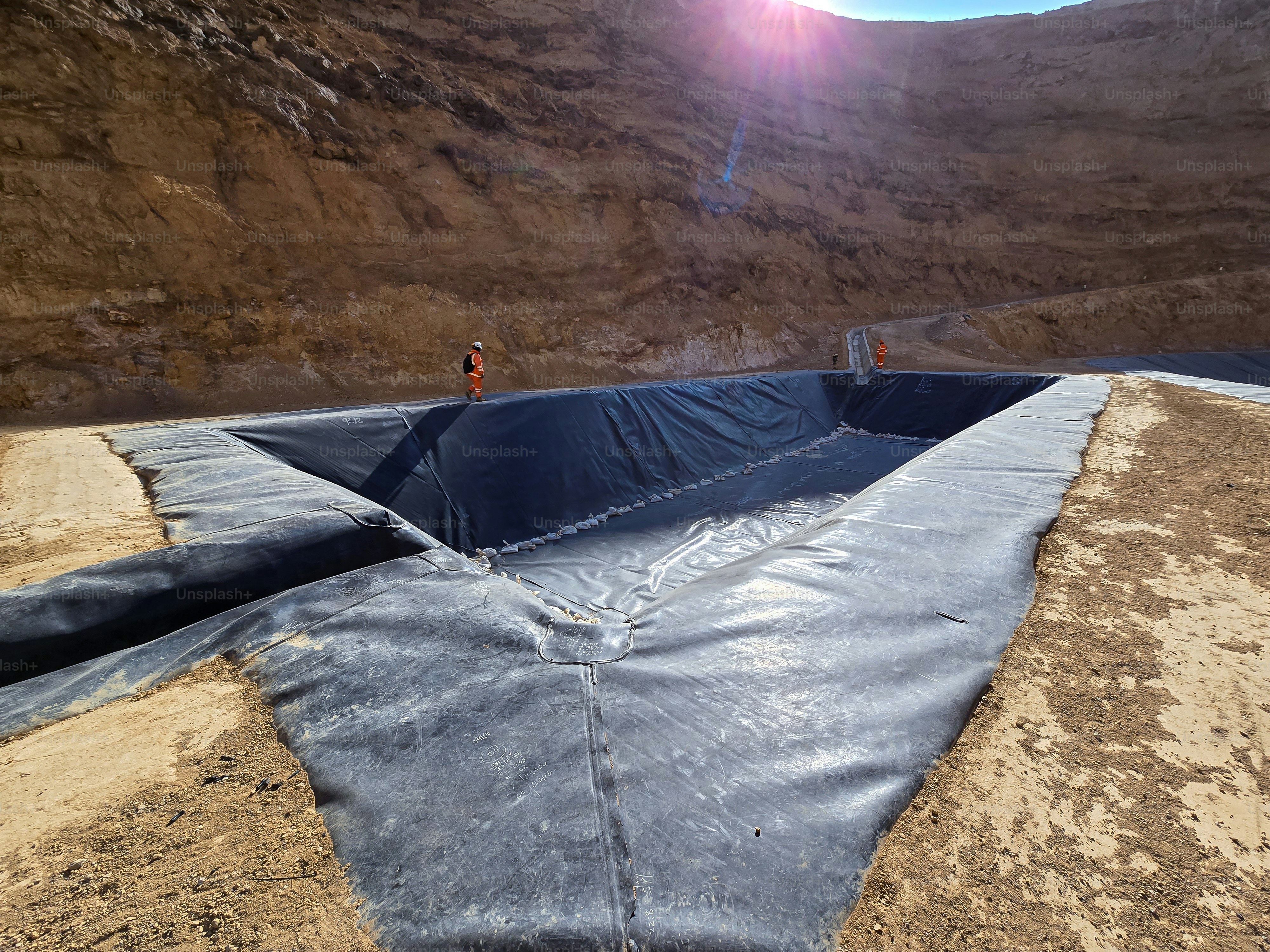 Construction process of water pools with geosynthetic materials