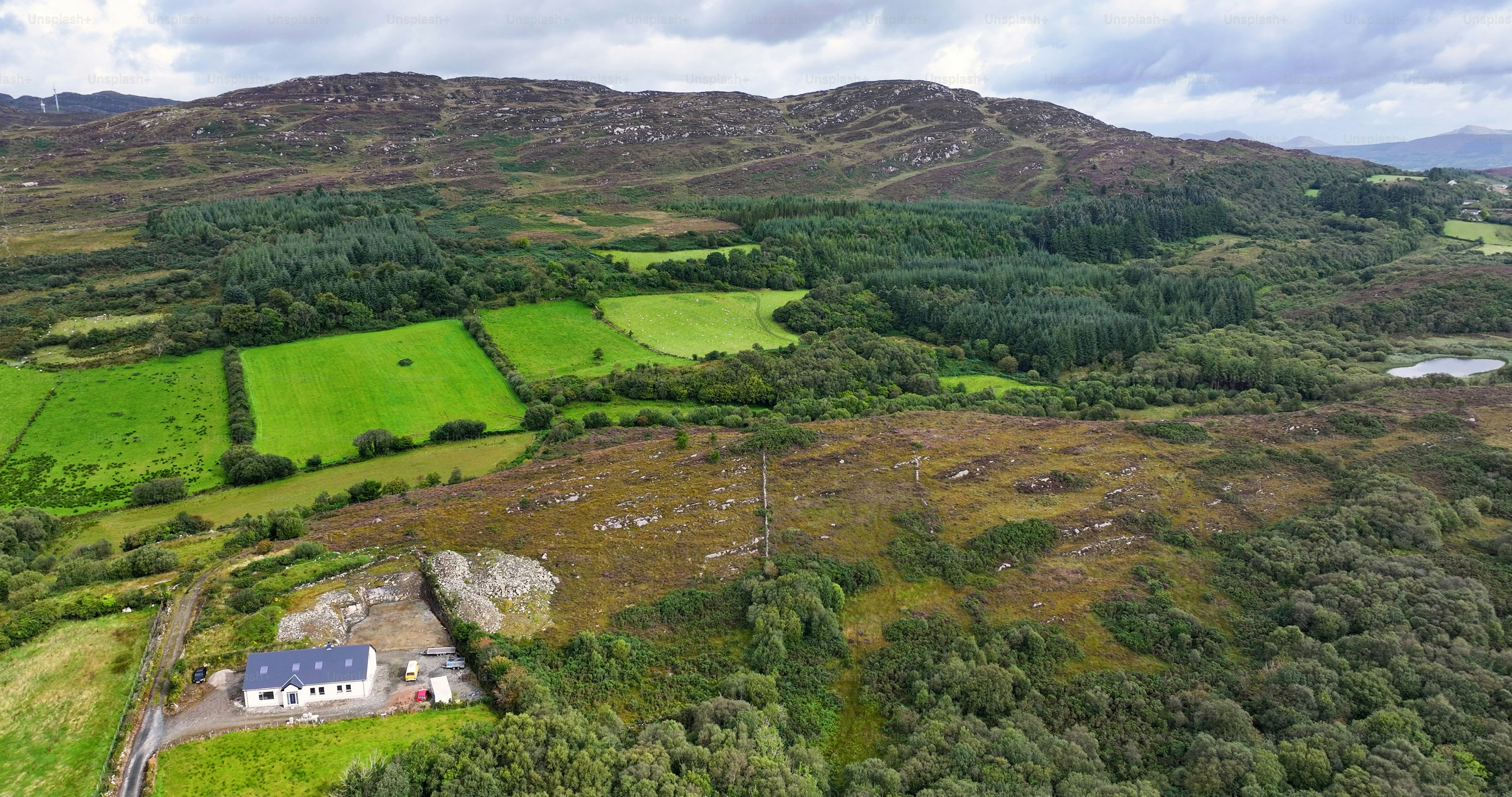 Veduta aerea delle case residenziali sulle colline e sulle montagne della contea di Donegal, in Irlanda