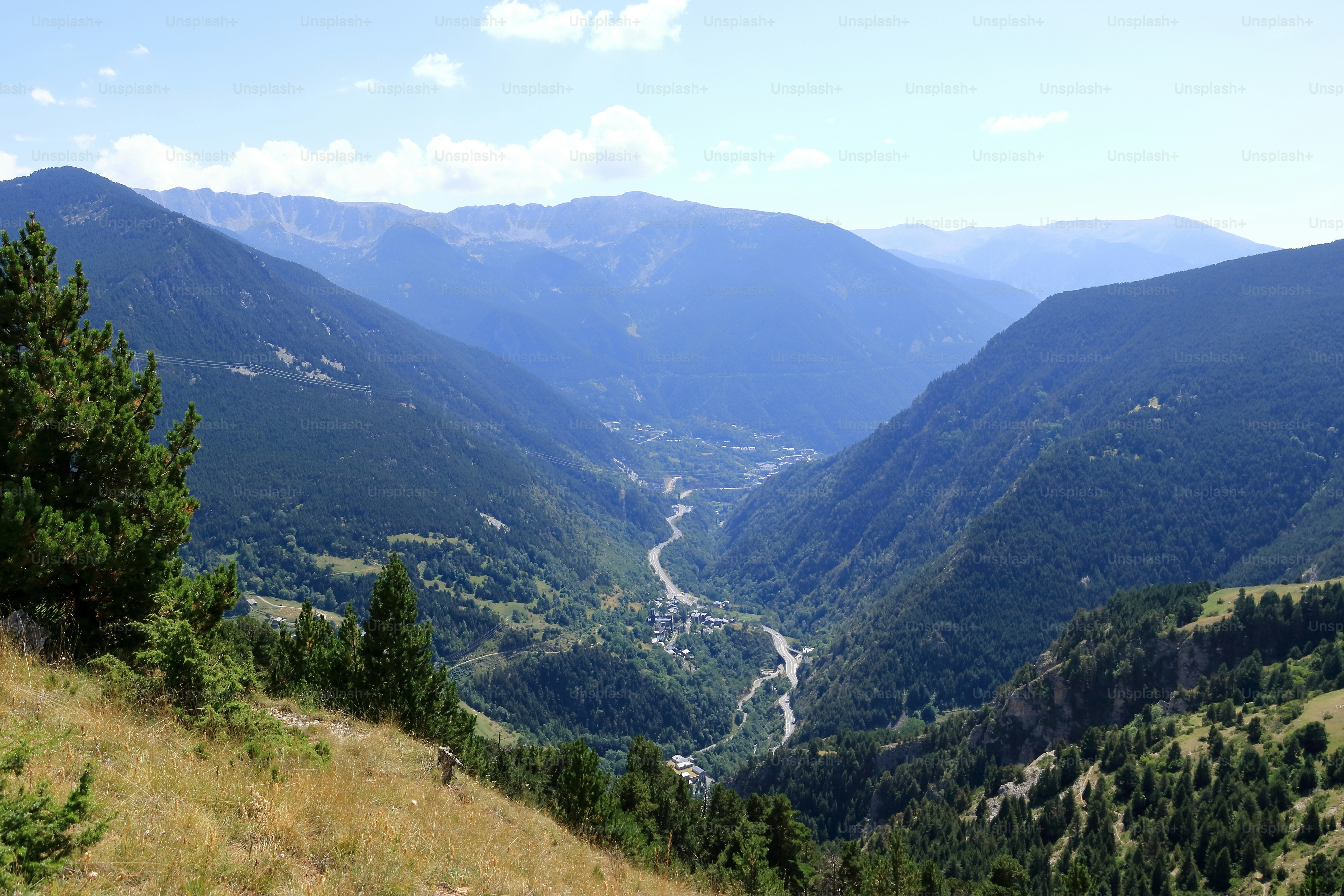 das Stadtbild von Canillo im Sommer, Andorra