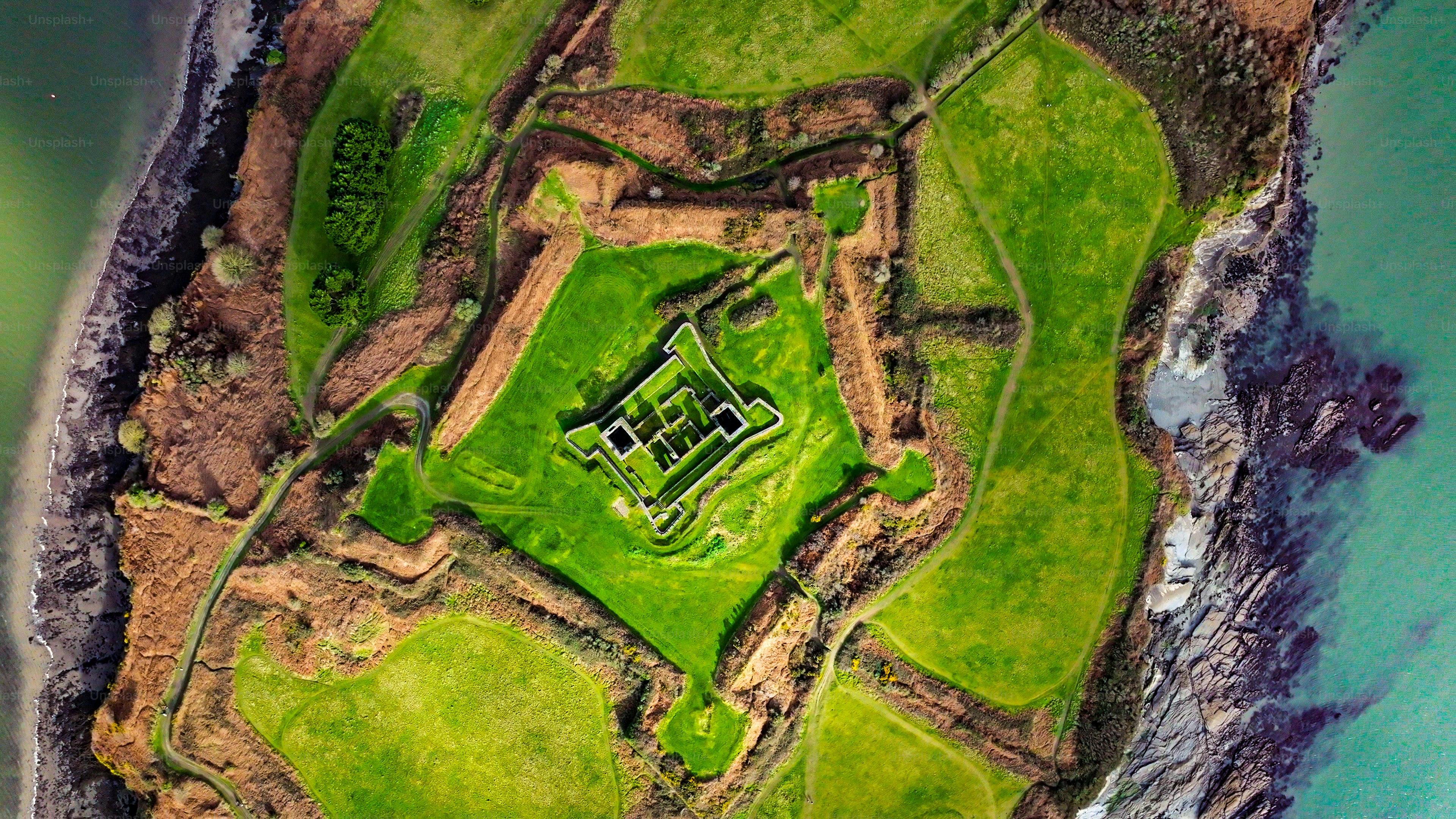 Pemandangan udara struktur reruntuhan tua, Kinsale, Reruntuhan Benteng James Irlandia, Biara bersejarah, Benteng James, Co. Cork, Irlandia, Pemandangan bukit hijau, Pemandangan udara benteng James Kinsale Irlandia, Benteng Charles Kinsale, Bangunan batu tersisa di Reruntuhan