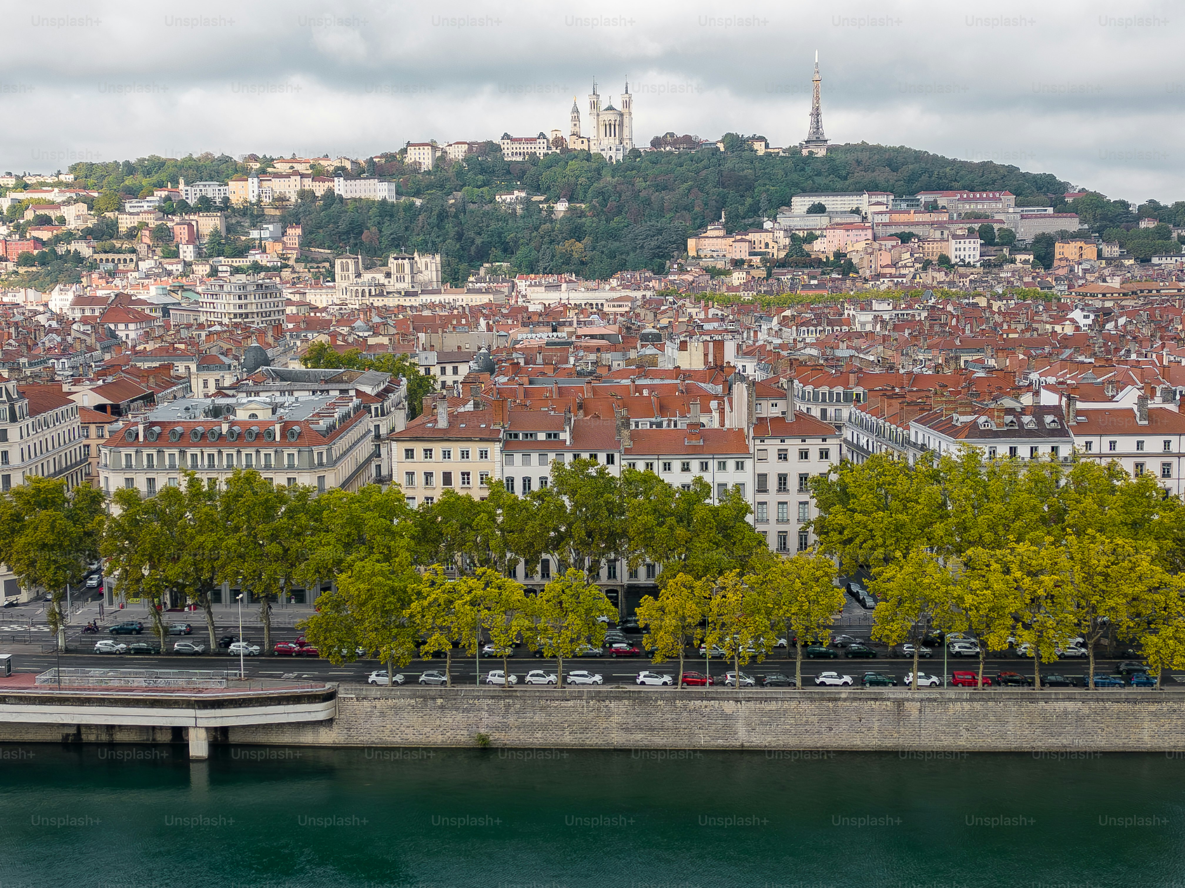 Vista aérea con dron sobre el río Ródano, mirando hacia el histórico distrito de Fourvière, en la ciudad francesa de Lyon. La ciudad está declarada Patrimonio de la Humanidad por la UNESCO, con una rica historia social que se remonta a la época romana.