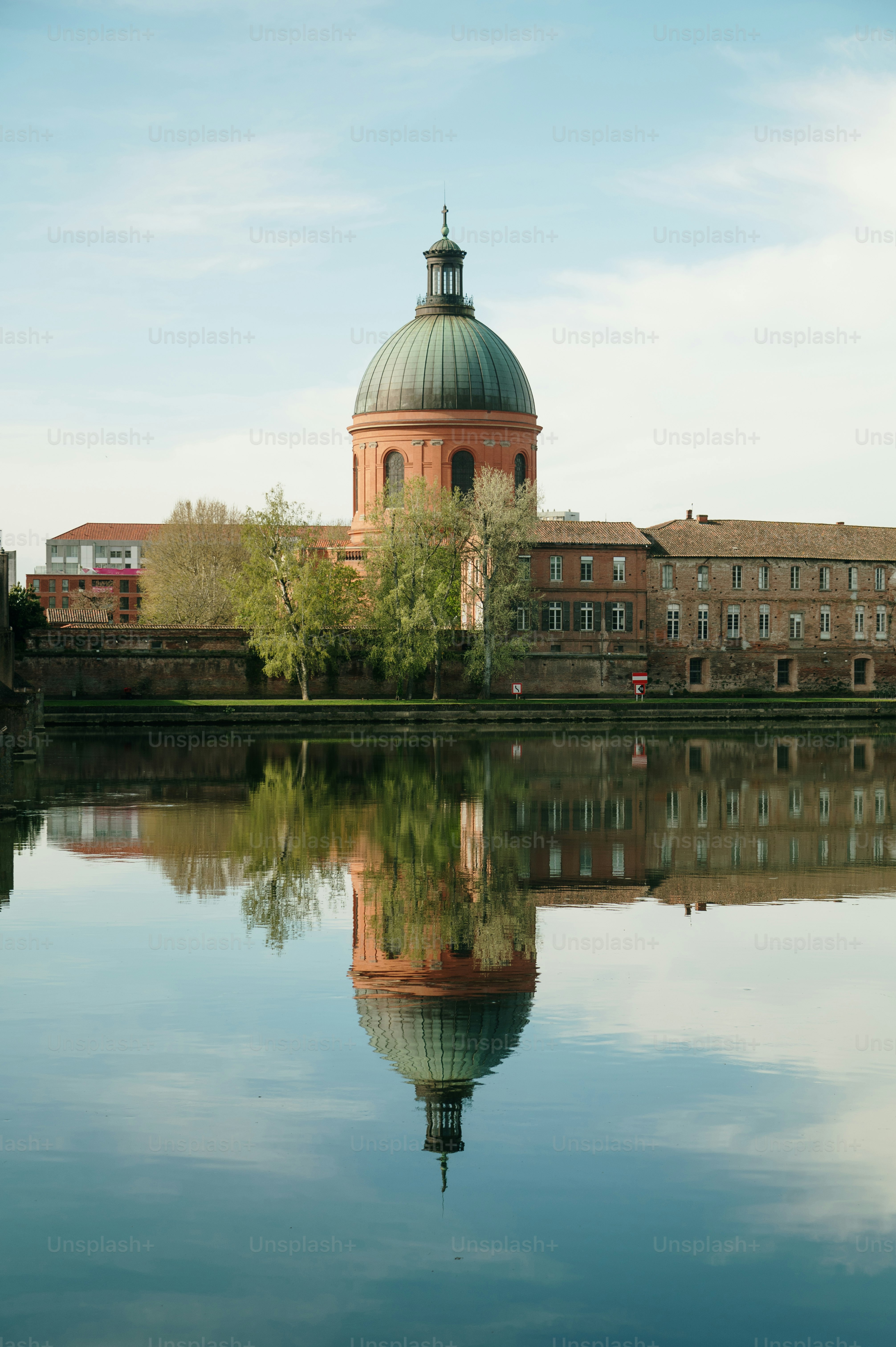 Dome de la Grave e reflexão sobre o rio Garonne, Toulouse, França
