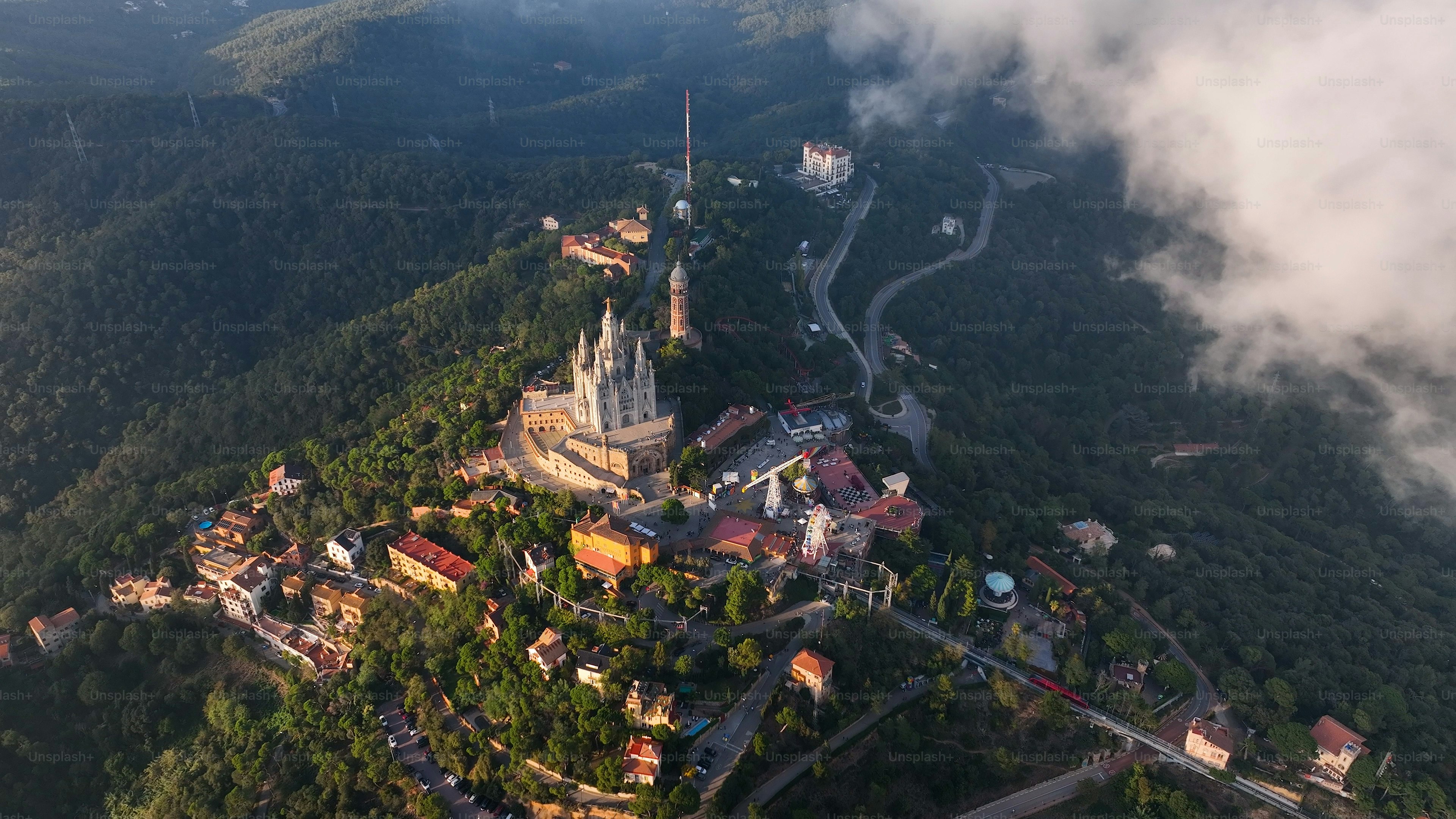 Barcelone, Drone aérien Hélicoptère Barcelone Tibidabo au-dessus des nuages et du brouillard, temple Sagrat Cor, Catalogne, Espagne