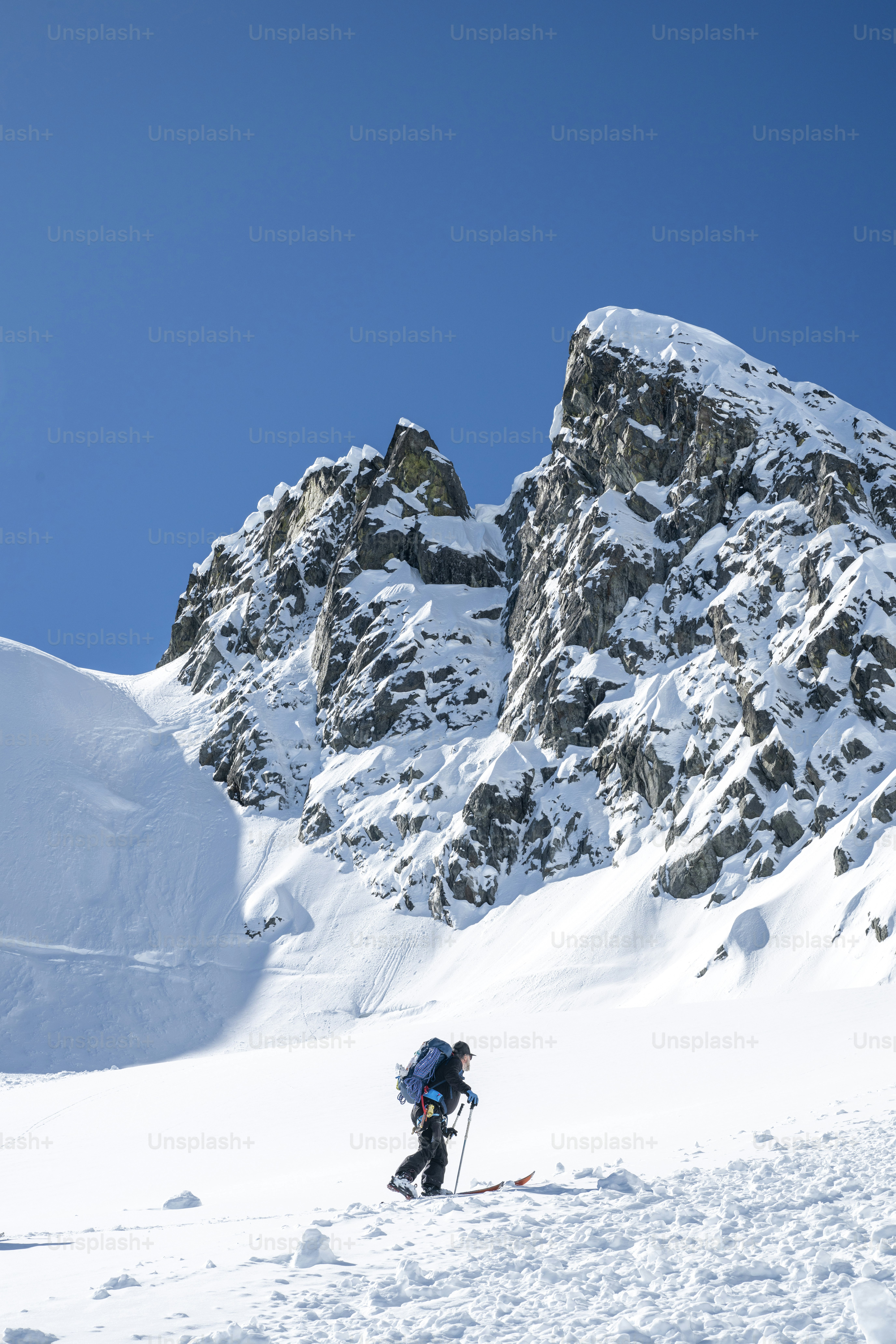 Skitourengeher erklimmt Berg über Tal und Gebirgszüge, Tantalus Ranges