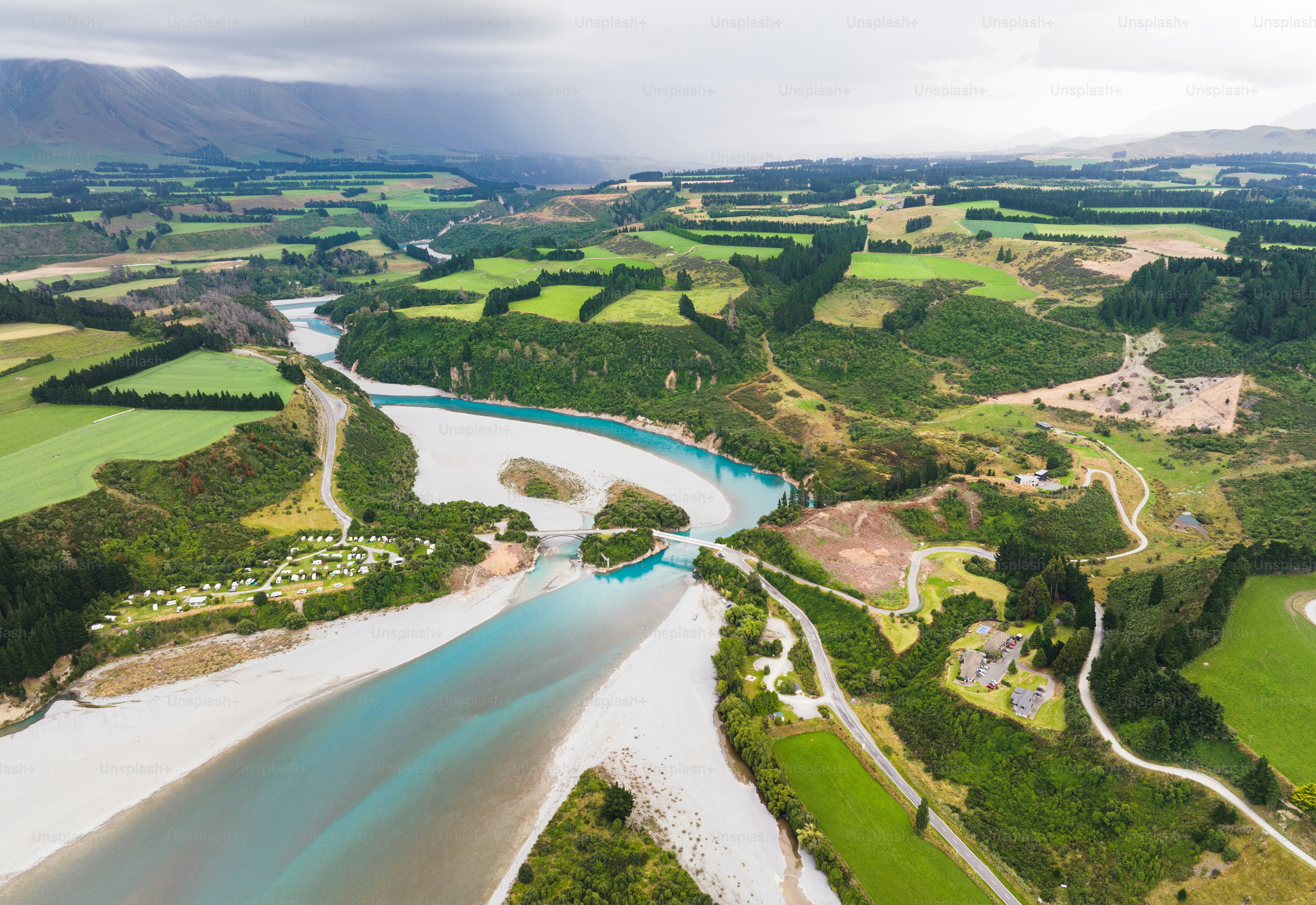 Vue aérienne d’un pont reliant les deux côtés au-dessus des gorges de Rakaia, région de Canterbury, Nouvelle-Zélande.