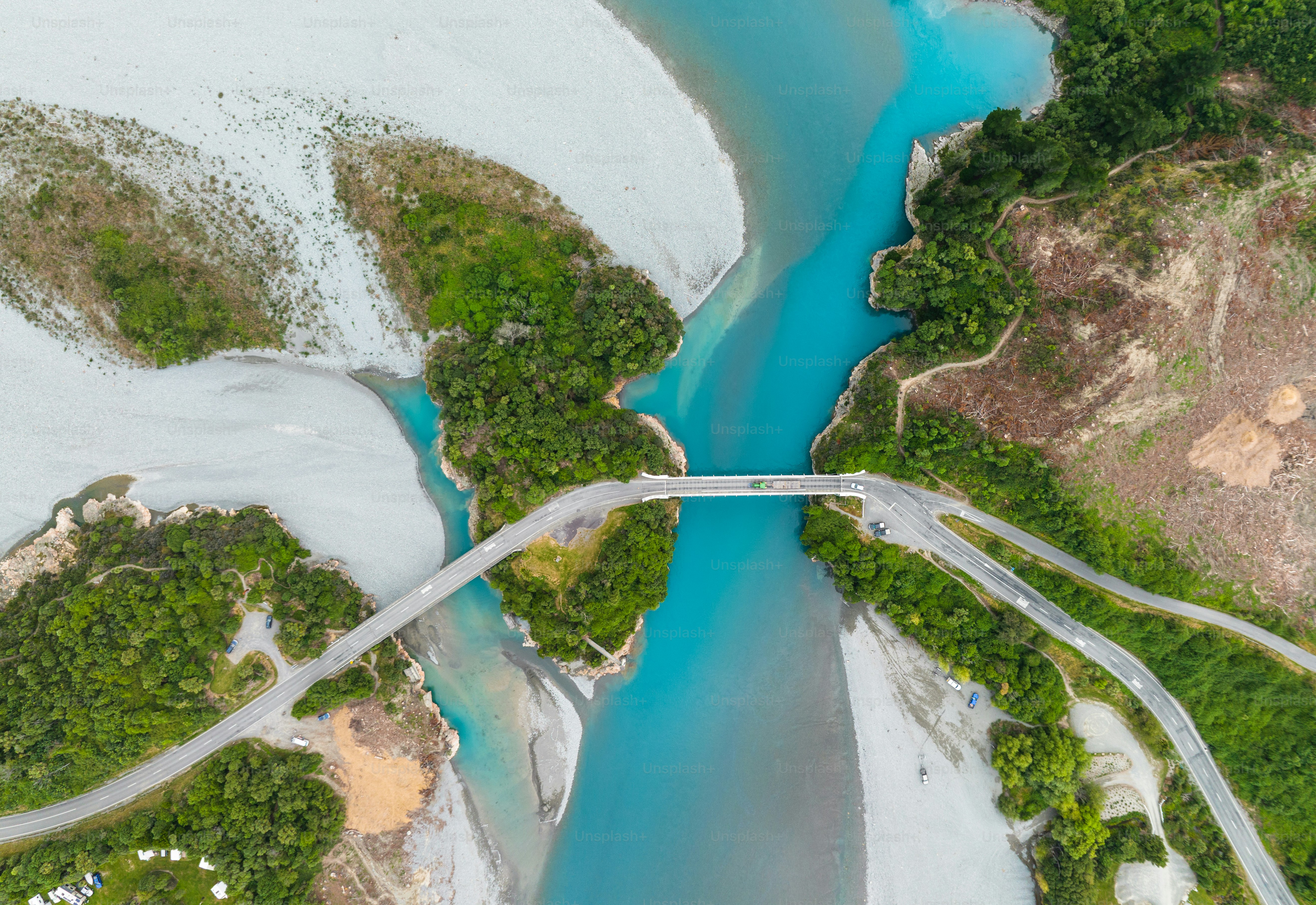 Veduta aerea del ponte che collega due lati sopra la gola di Rakaia, regione di Canterbury, nuova zelanda.