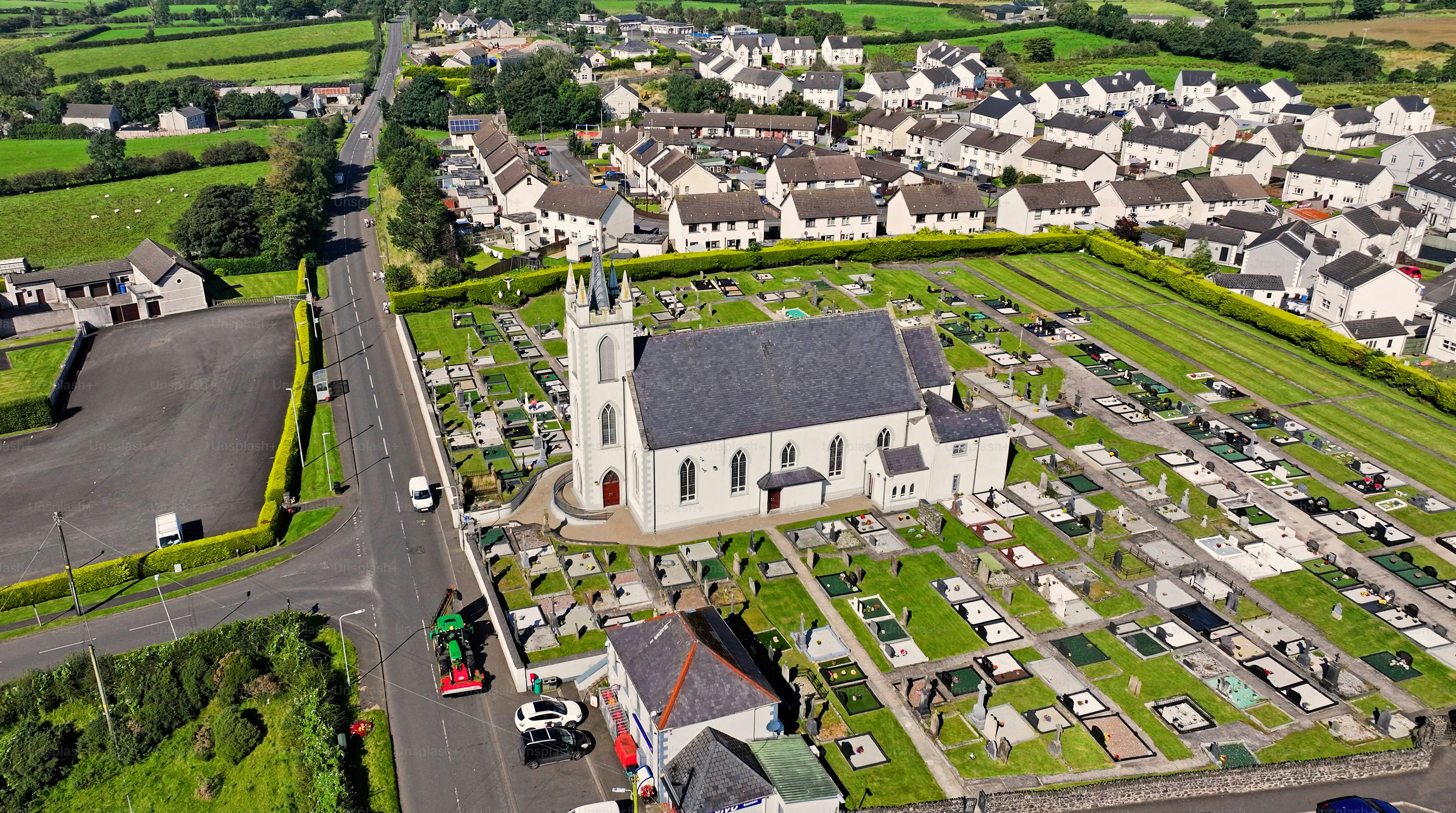 Vue aérienne de l'église catholique de Loughguile dans le comté d'Antrim,  Irlande du Nord photo – Image de Voyager sur Unsplash, image size:3000x1676