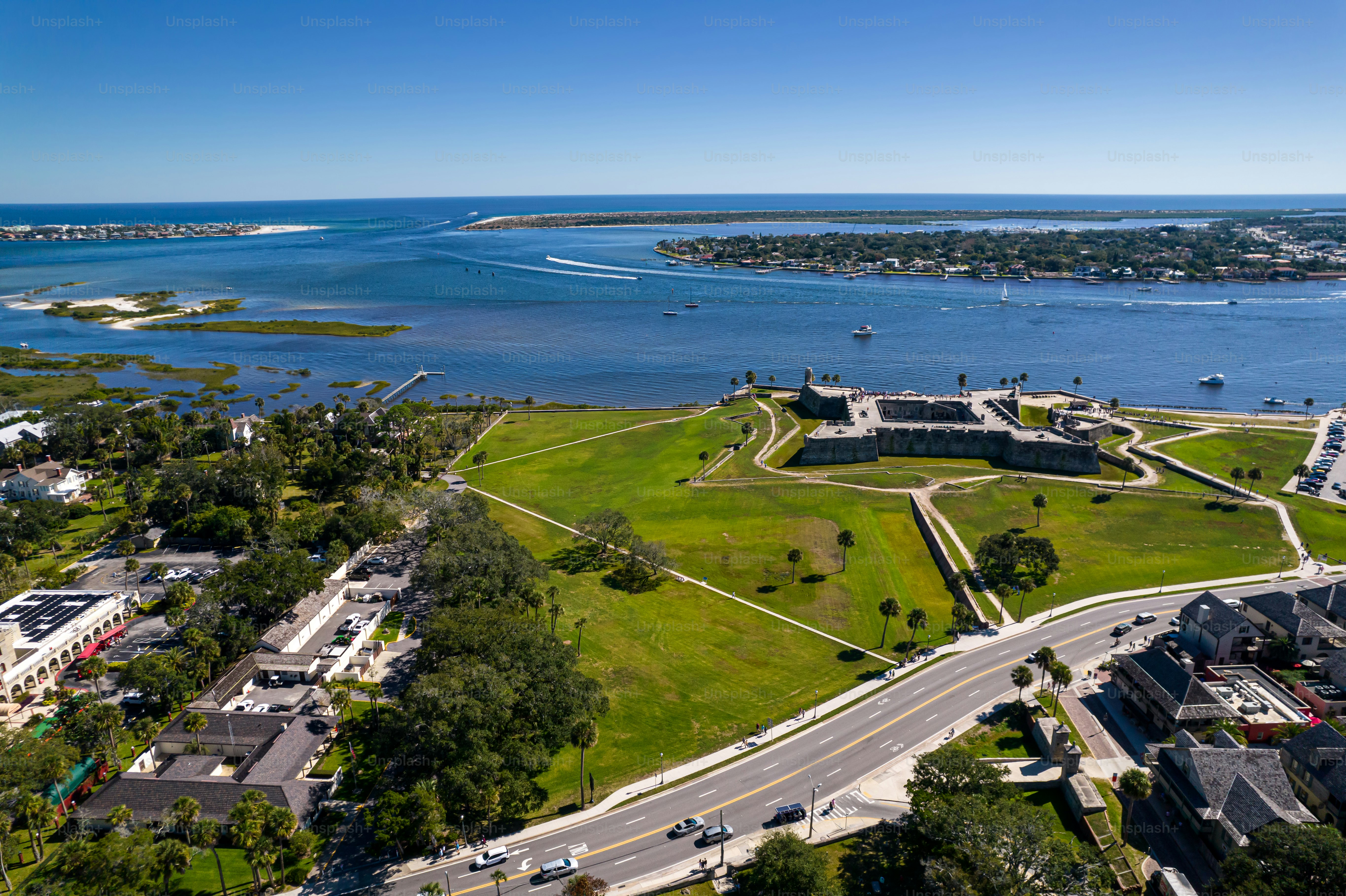アメリカ最古の町、セントオーガスティンの美しい空撮。サンマルコス国定公園、フラッグラー大学、マタンサス湾の城