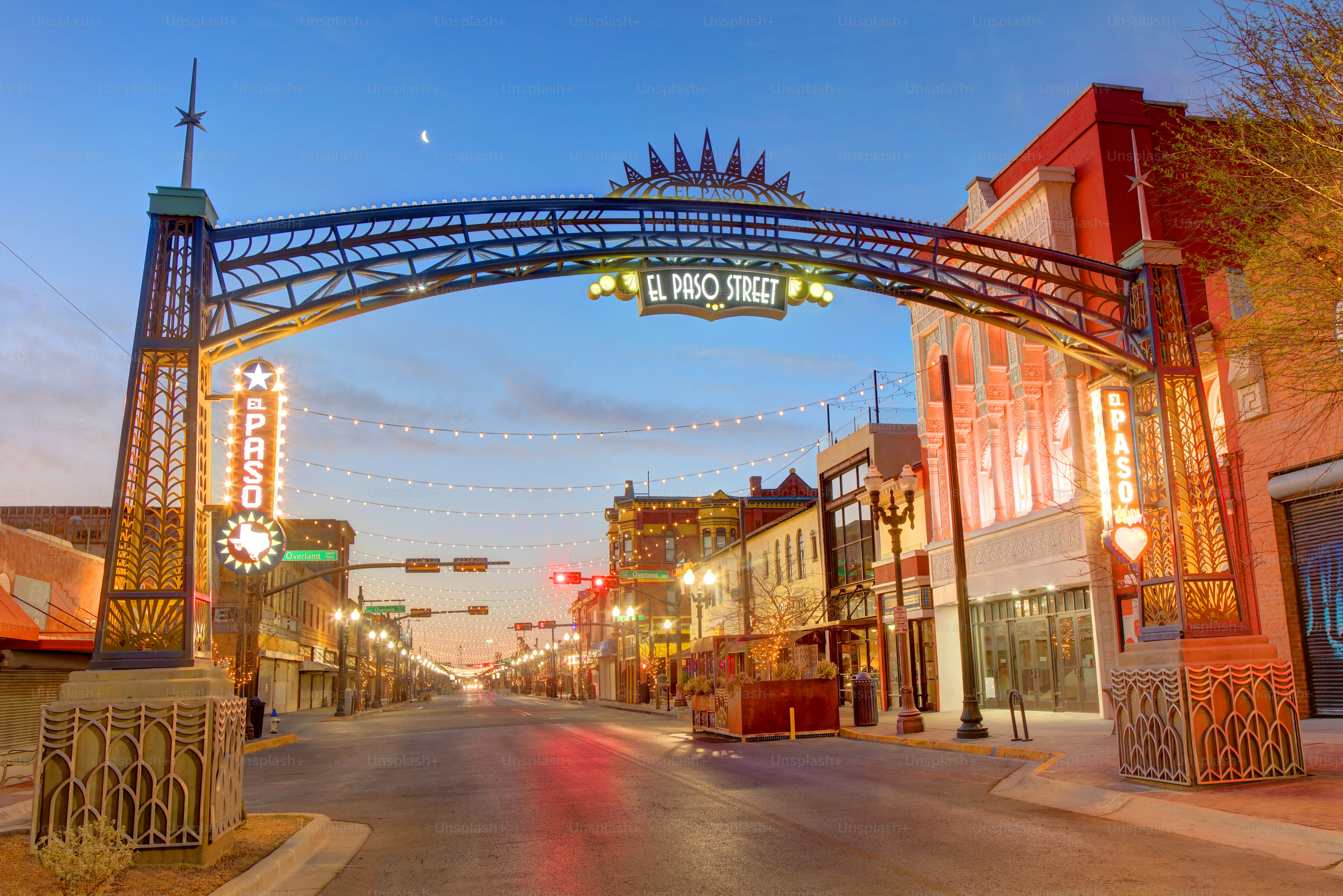 엘패소 스트리트(El Paso Street)는 미국 텍사스주 엘패소의 엘패소 다운타운에 있는 거리입니다. 엘패소 스트리트는 역사, 문화, 상점이 풍부한 도시의 최초이자 가장 오래된 거리입니다