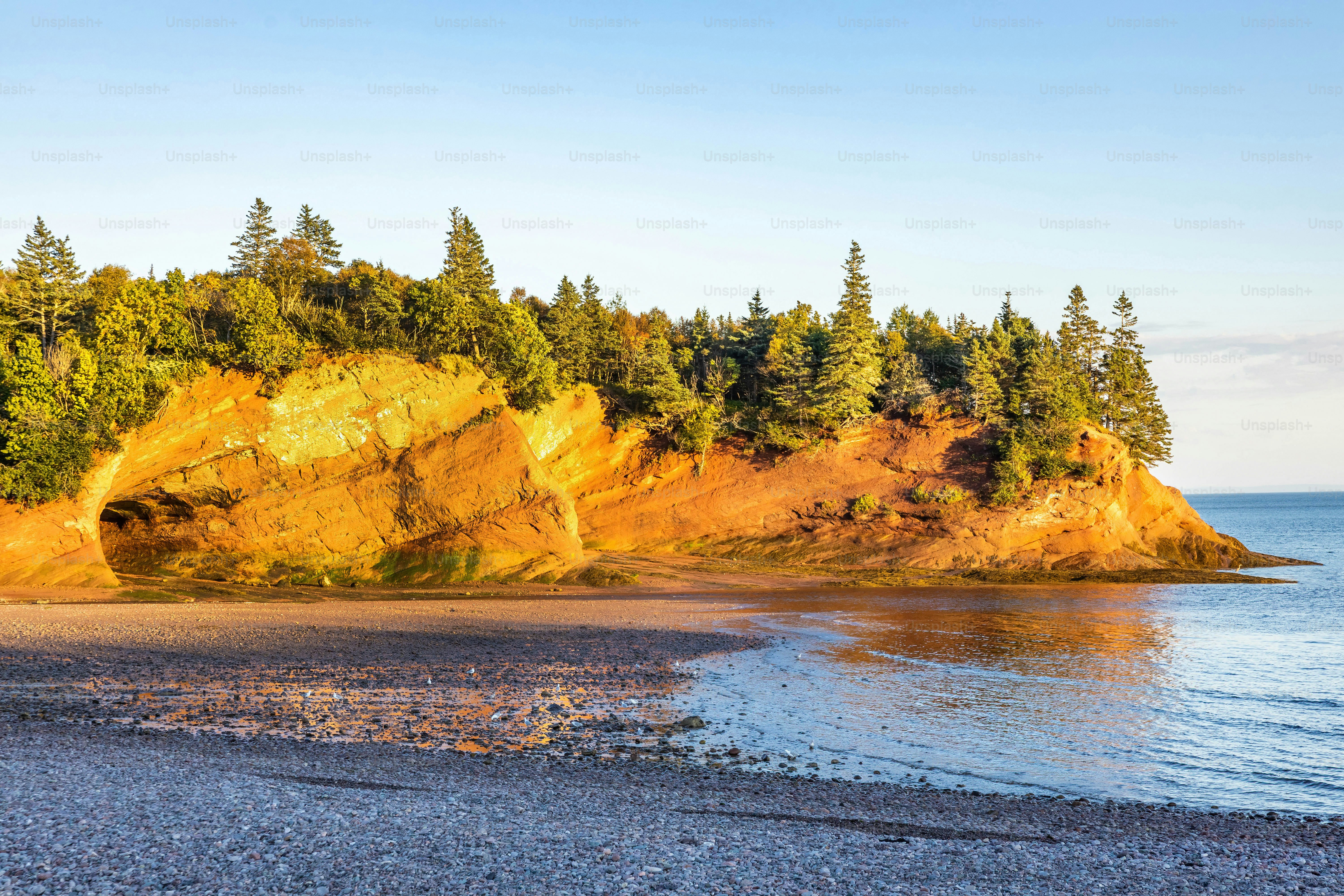 Wunderschöner Blick auf den Sonnenuntergang der St. Martins Sea Caves im Fundy Nationalpark Kanada