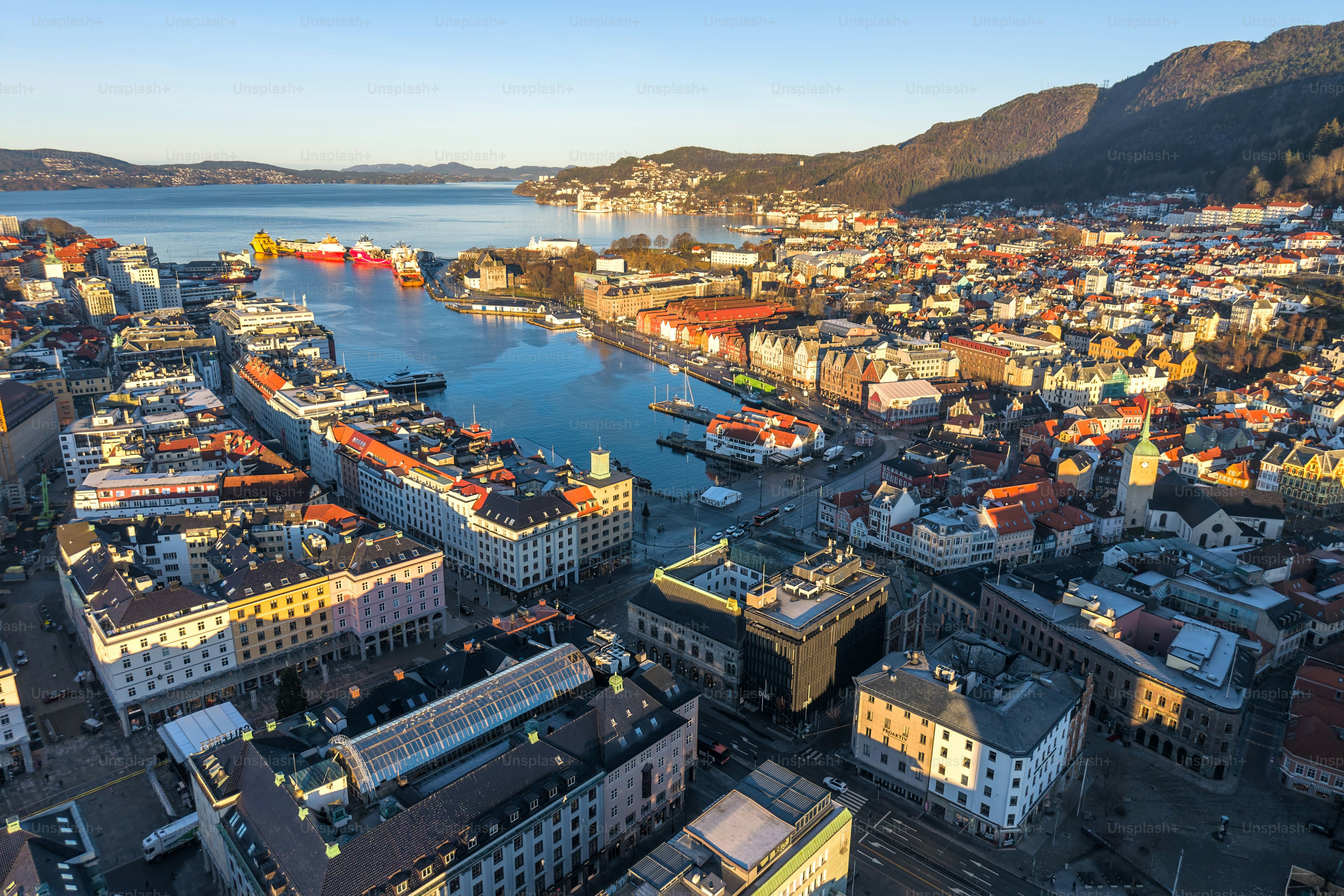 Tageshoch Luftpanorama historische Stadt Fjordstadt Bergen, Norwegen