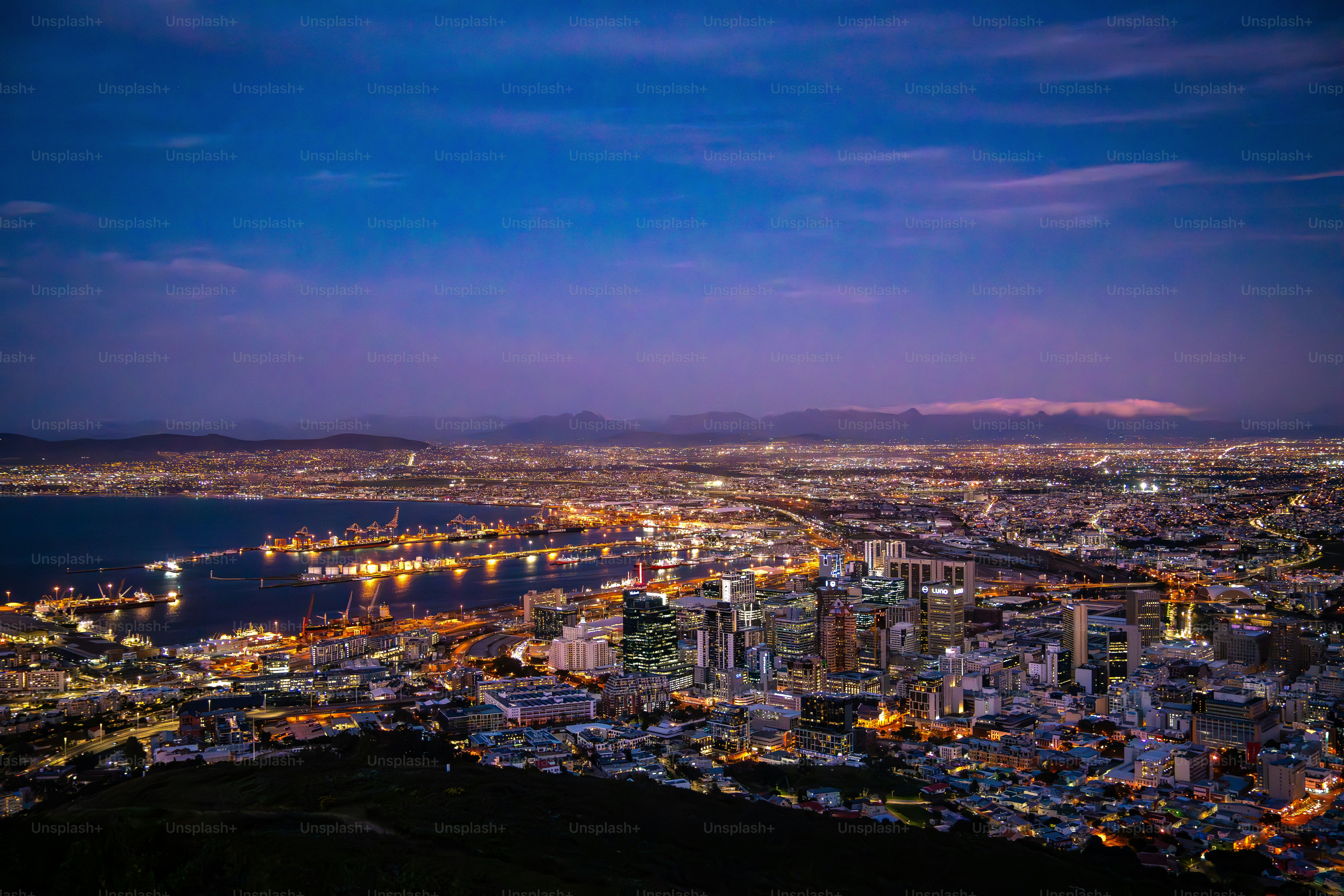 Signal Hill Aussichtspunkt bei Sonnenuntergang über Kapstadt in Westkap, Südafrika. Hochwertiges Foto
