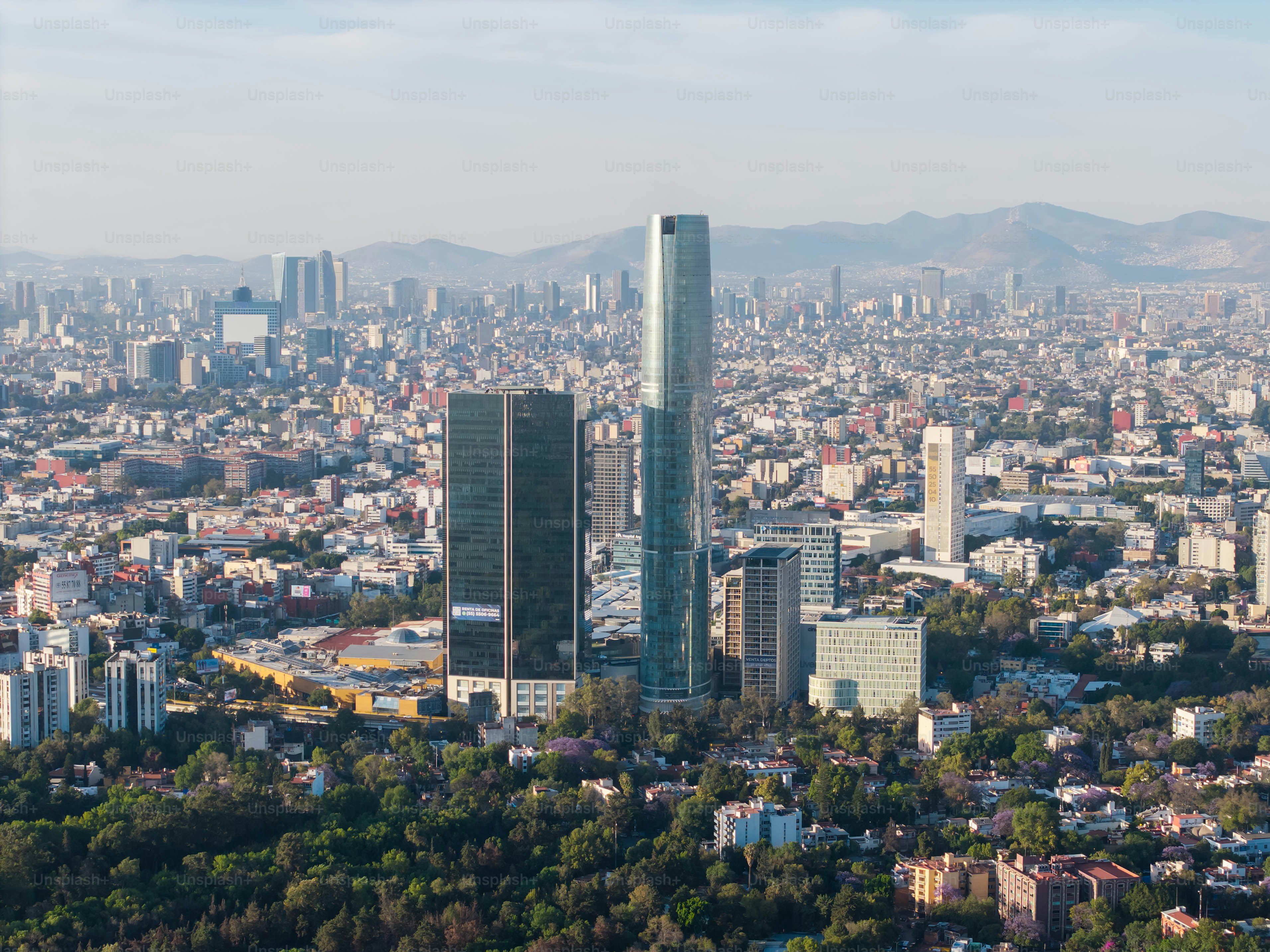 defaultFotografia aerea con drone di diversi paesaggi urbani nel sud di Città del Messico