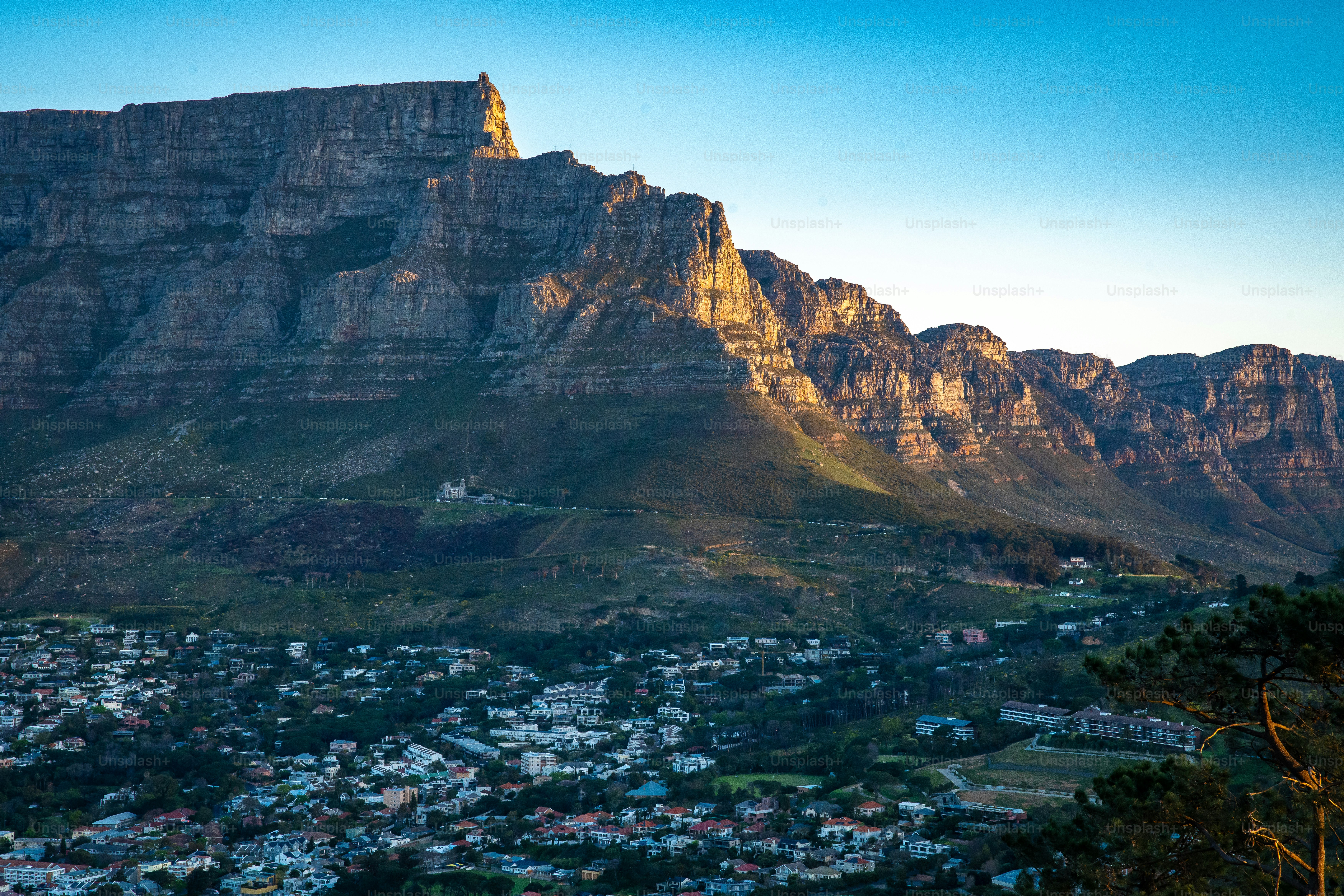 Signal Hill sunset viewpoint over Cape Town in Western Cape, South ...