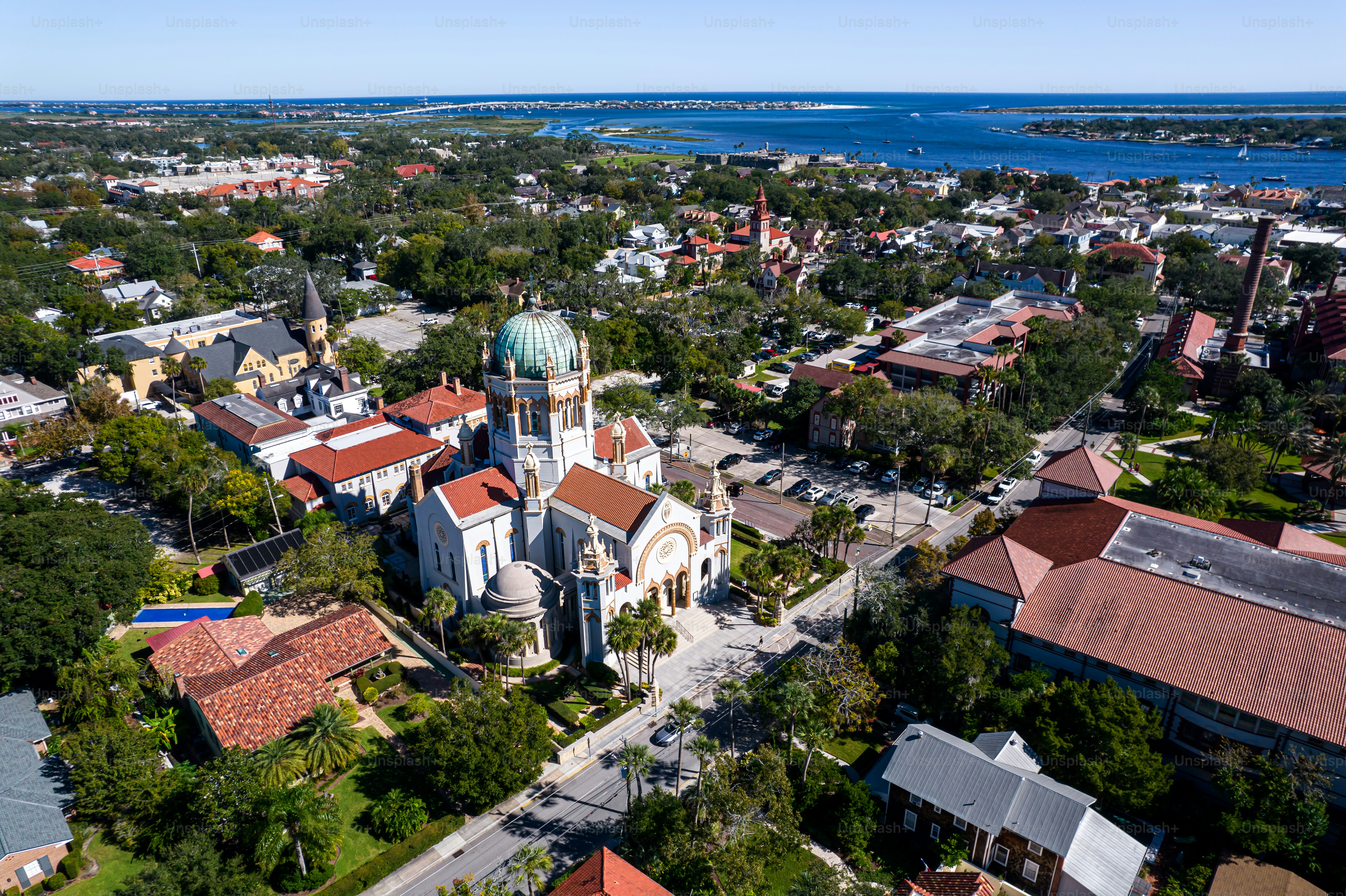 Schöne Luftaufnahme von St. Augustine, der ältesten Stadt der USA. die Burg des Nationaldenkmals San Marcos, das Flagler College und die Bucht von Matanzas
