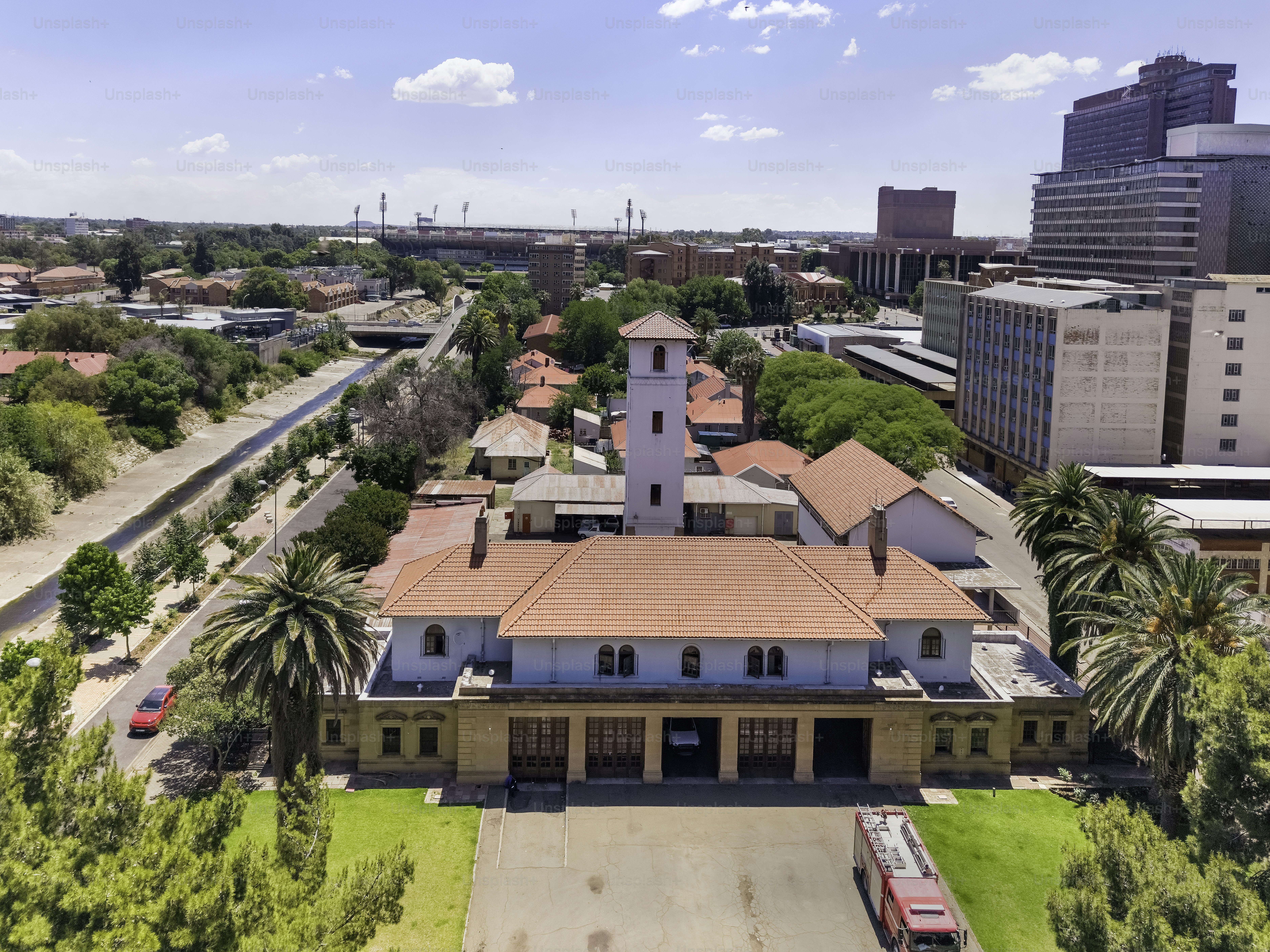 Die Feuerwache von Bloemfontein von oben im Stadtzentrum. Bloemfontein ist die Hauptstadt Südafrikas.