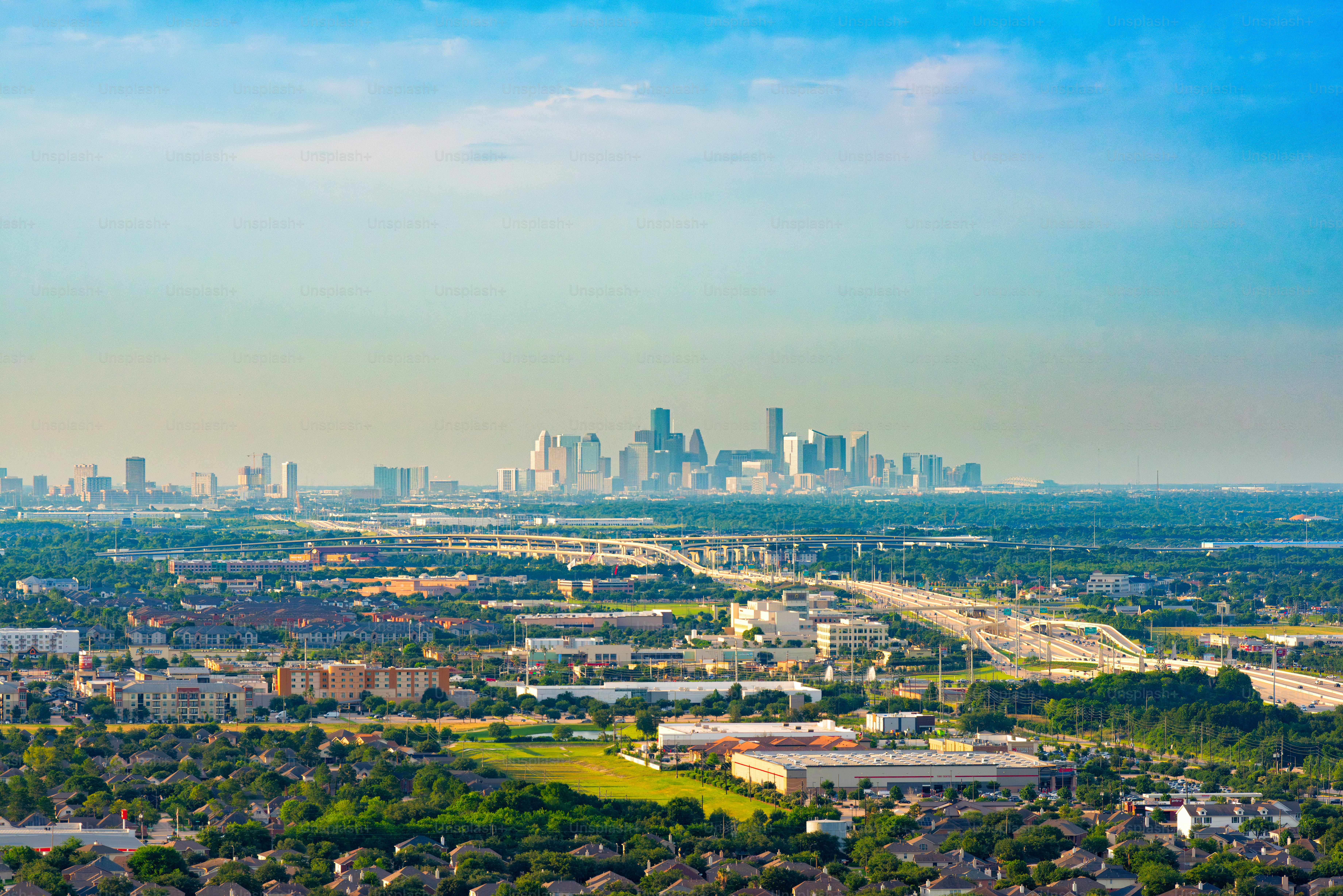 The distant skyline of Houston, Texas shot via helicopter at an altitude of  about 1000 feet from about 10 miles south of the city. photo – Business  Image on Unsplash, image size:3000x2002