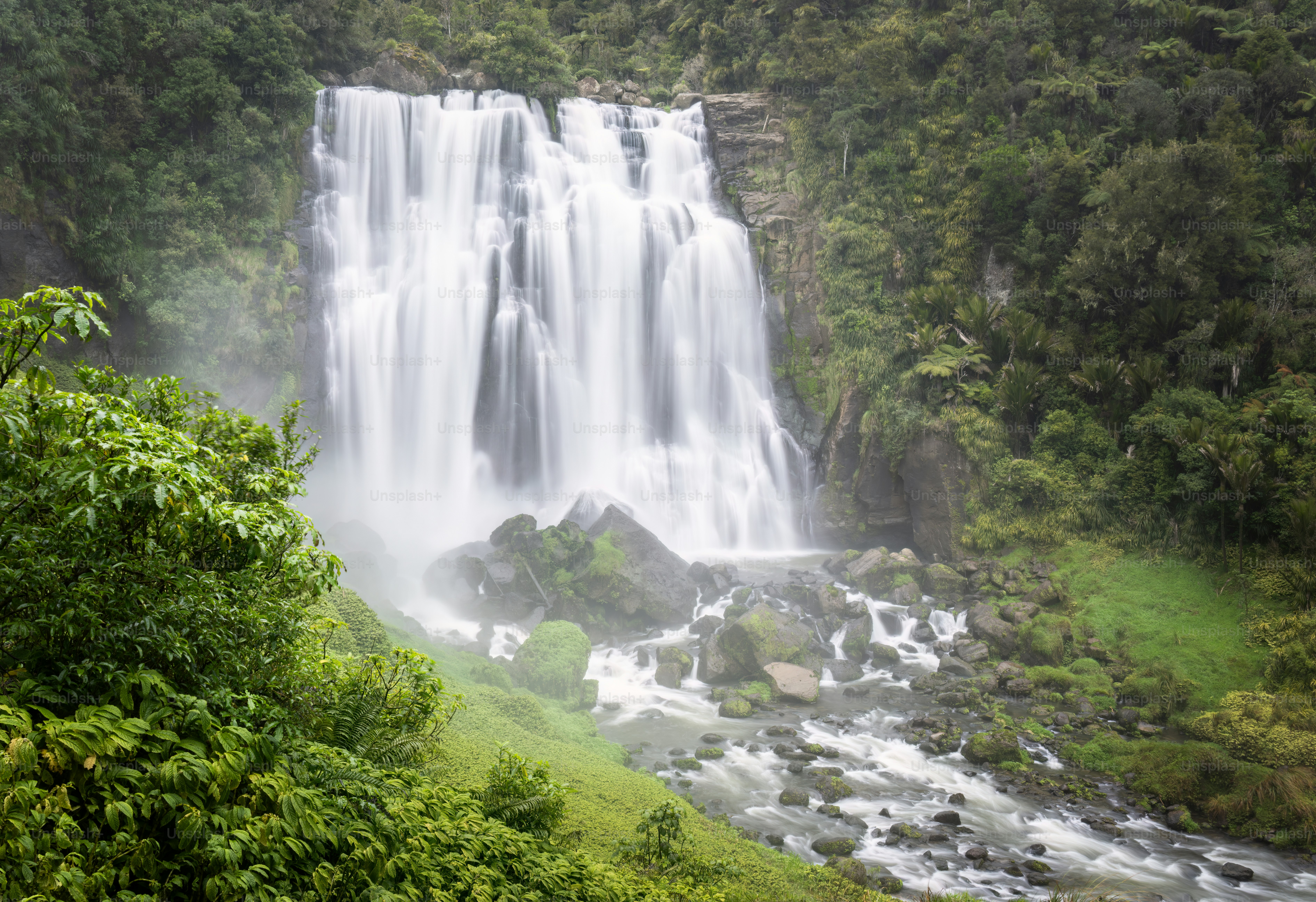 Cataratas de Marokopa com 35m de altura na área de Waitomo. Waikato. Ilha do Norte. Nova Zelândia.