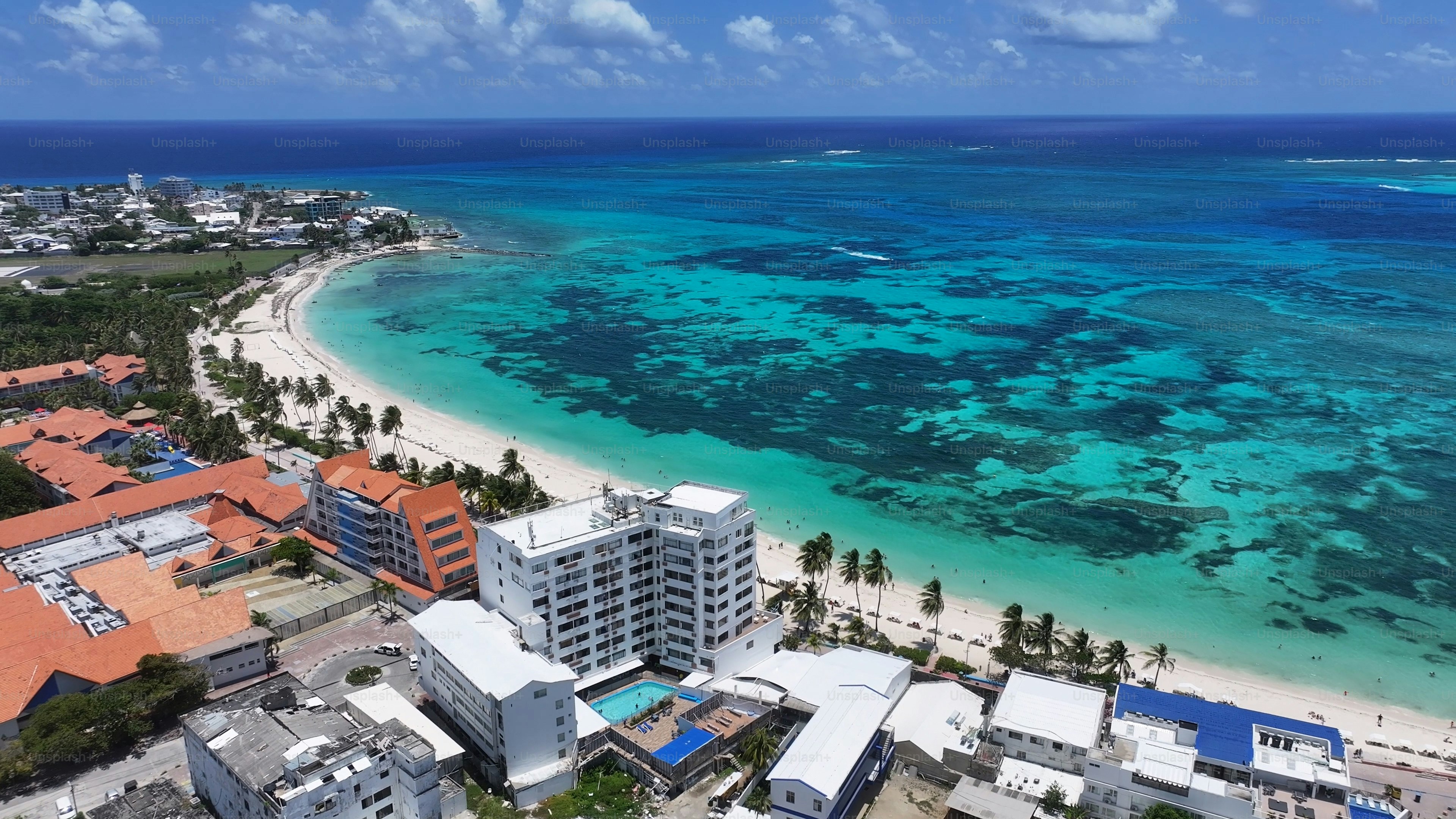 Pantai Spratt Bight Di San Andres Di Pulau Karibia Kolombia. Pemandangan Tropis. Lanskap Lanskap Kota. San Andres Di Pulau Karibia Kolombia. Latar Belakang Pariwisata. Pulau Pusat Kota.