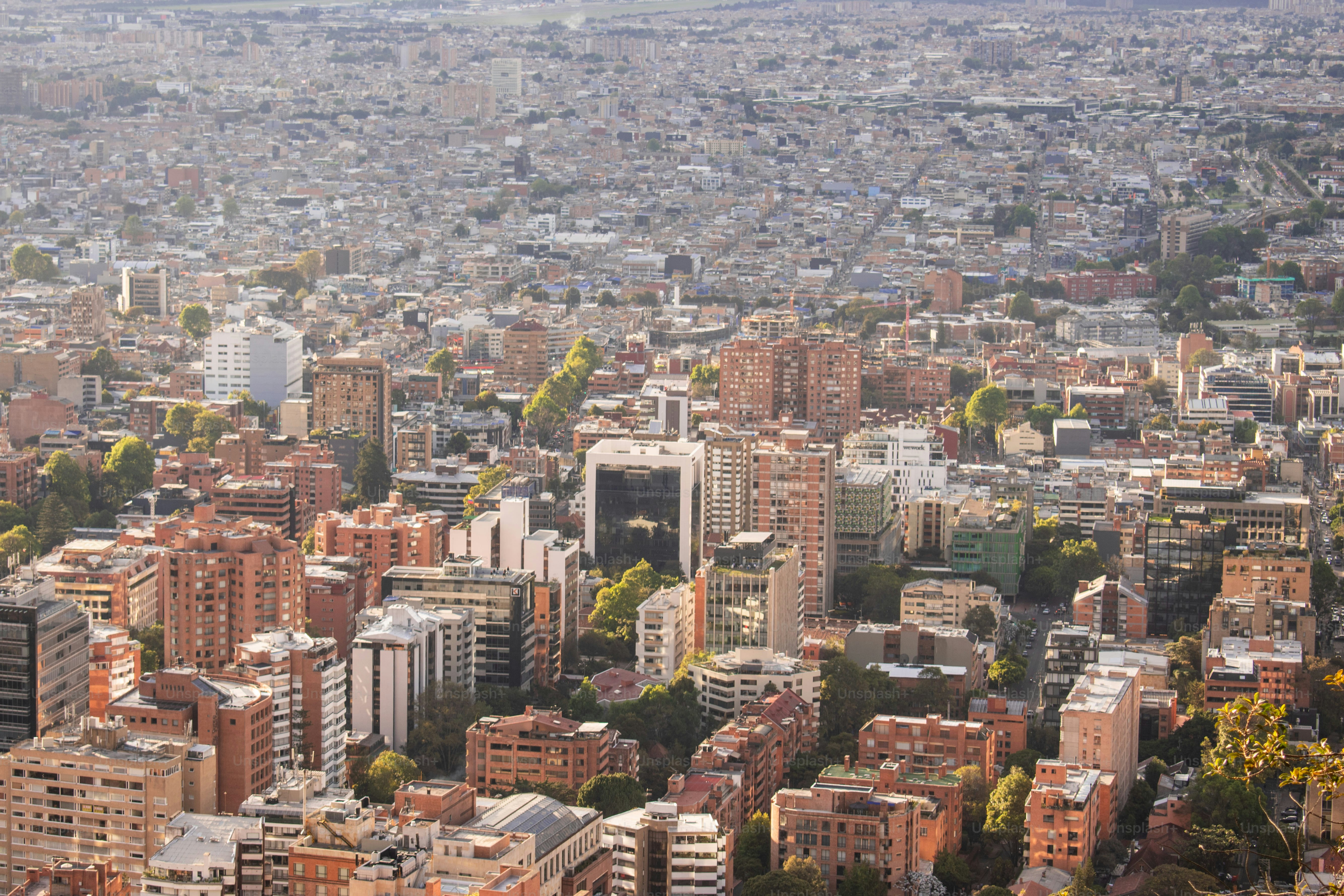 Blick aus der Vogelperspektive auf die Stadtlandschaft von Bogotá bei Sonnenuntergang