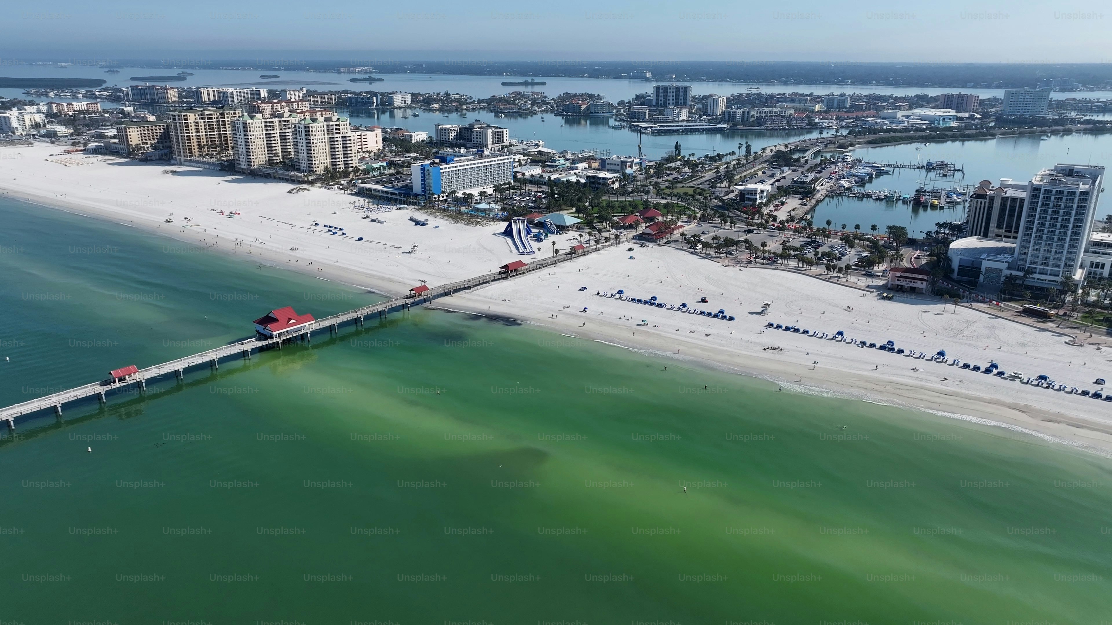 미국 플로리다주 클리어워터의 클리어워터 스카이라인. 해변 풍경. 다운타운 디스트릭트. 멋진 도시 풍경. 미국 플로리다주 클리어워터의  클리어워터 스카이라인. 안개 모닝. 사진 – Unsplash의 바닷가 이미지