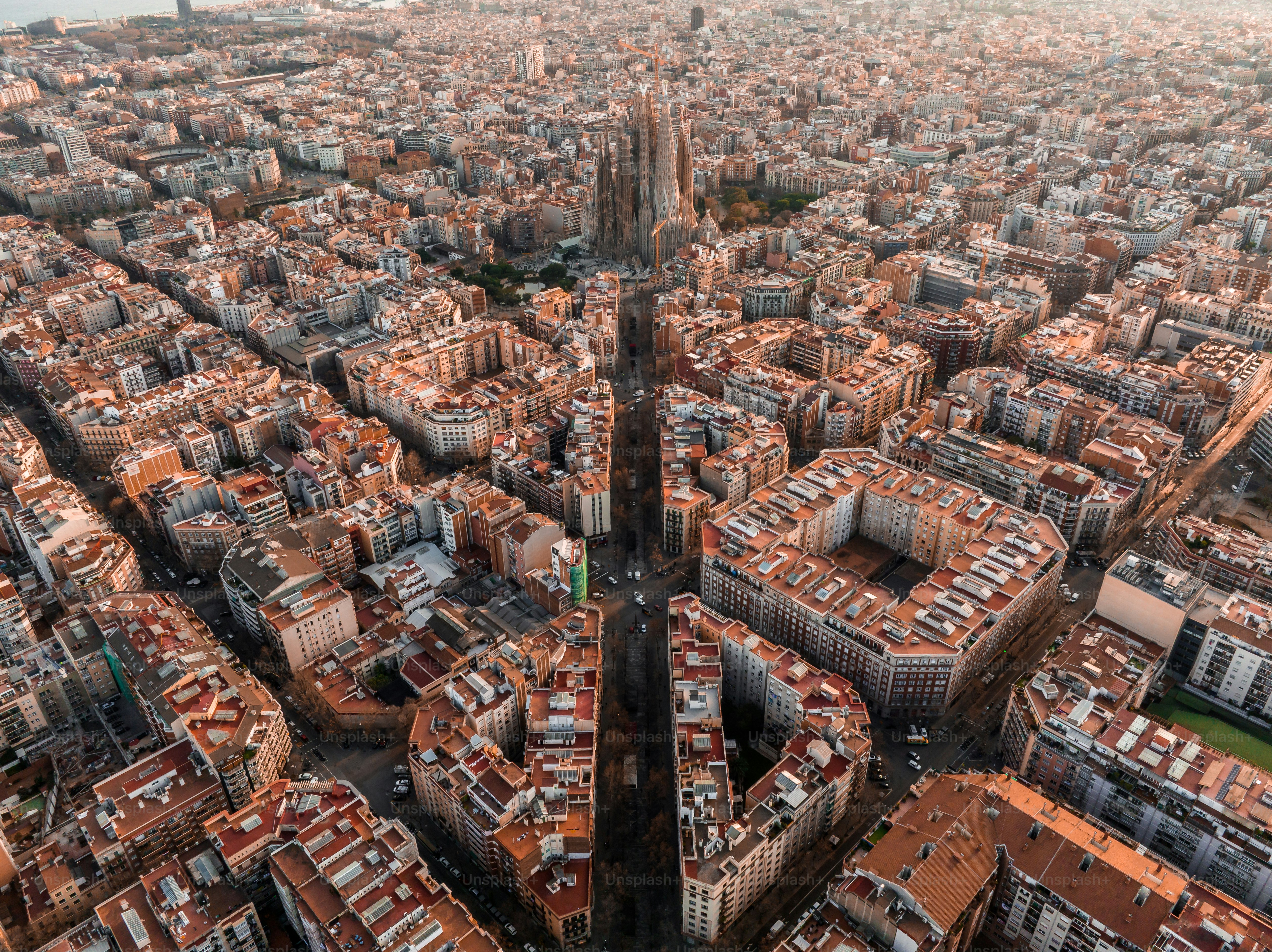 日没時のバルセロナシティスカイラインとサグラダファミリア大聖堂の空