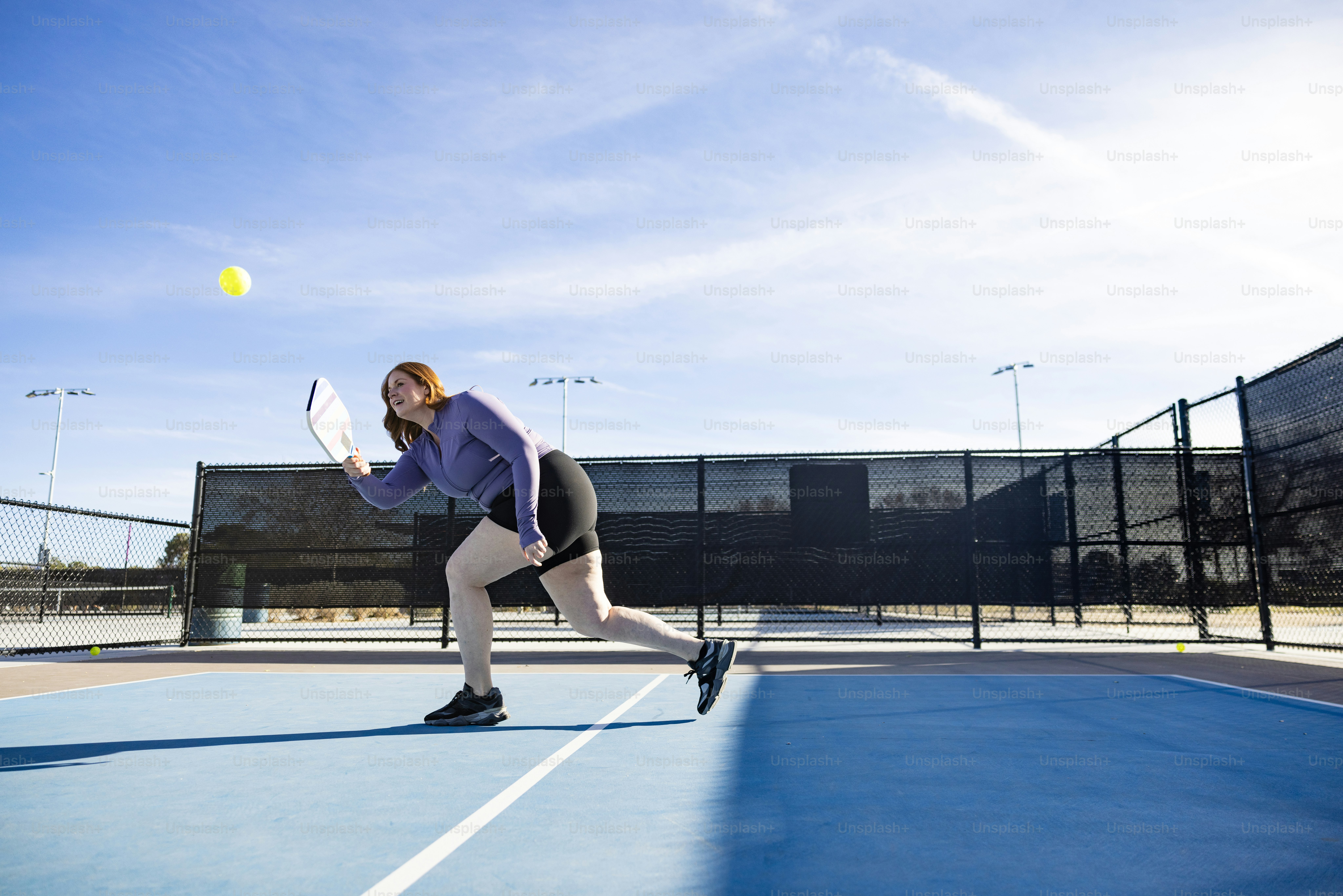 Eine Frau, die Pickleball spielt.