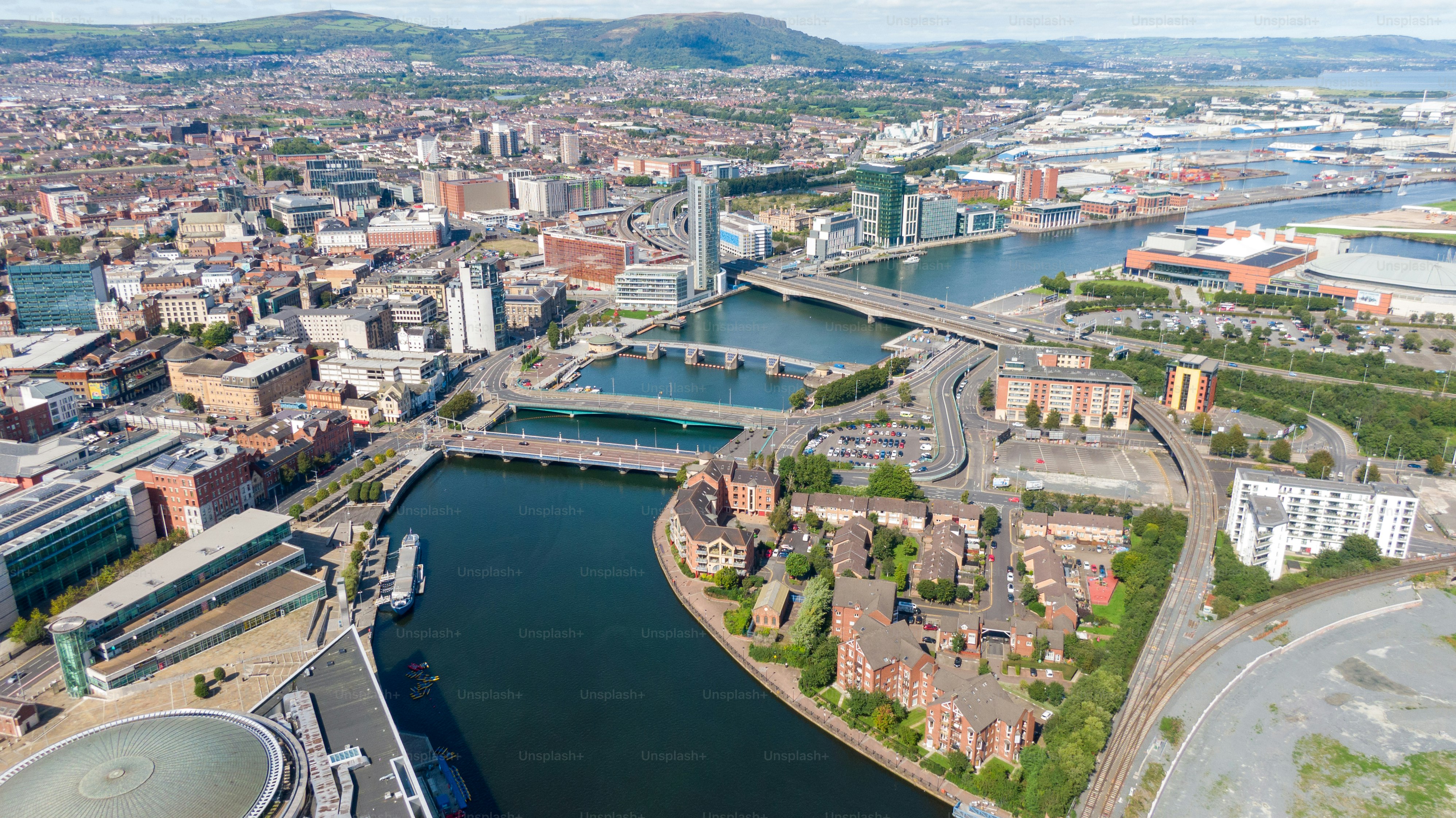Veduta aerea sugli edifici e sul fiume Lagan nel centro della città di Belfast, nell'Irlanda del Nord. Foto del drone, vista dall'alto della città