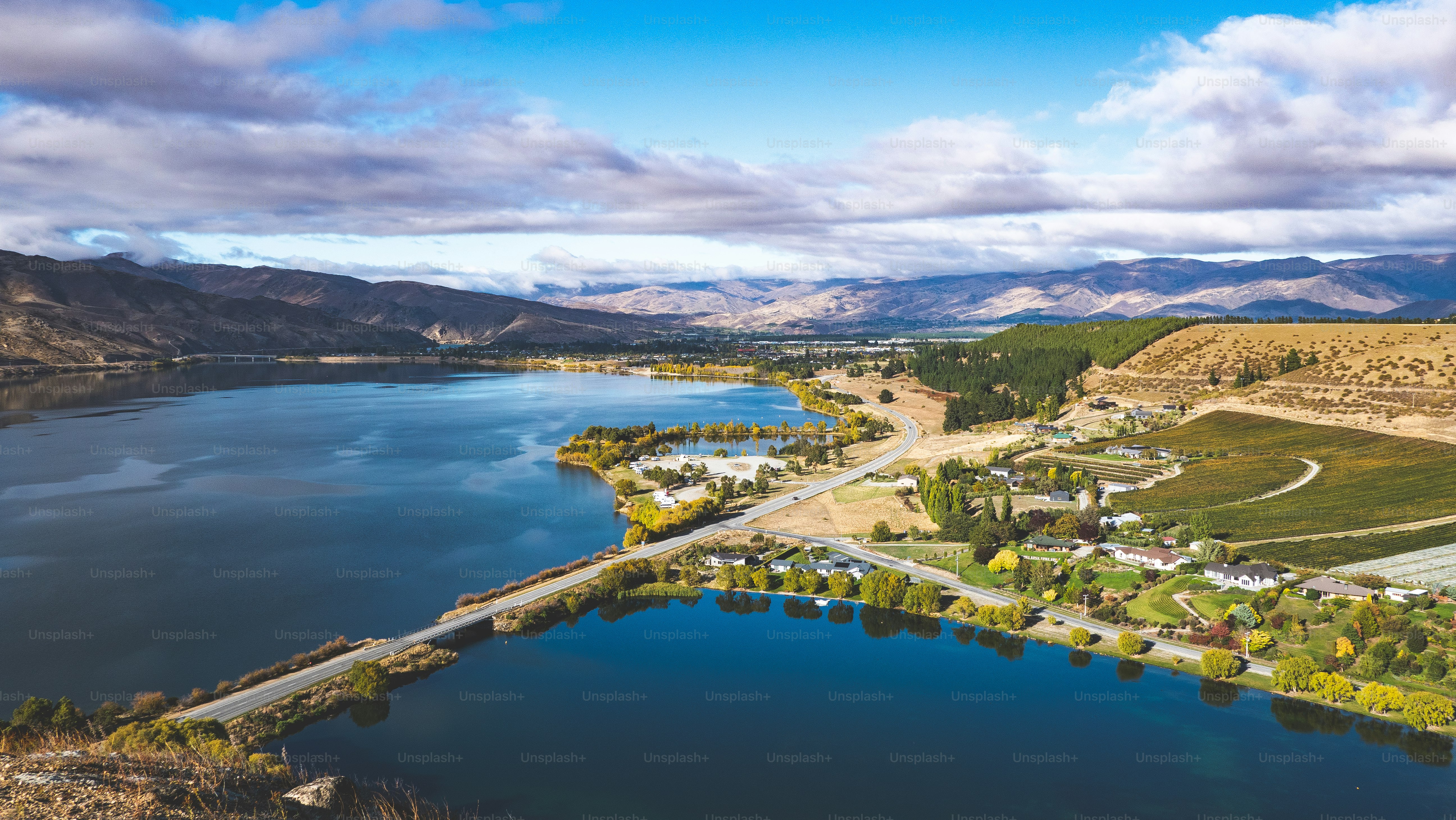 Beautiful lake surrounded by hills and mountains cromwell new zealand autumn landscape clear day beautiful scenery