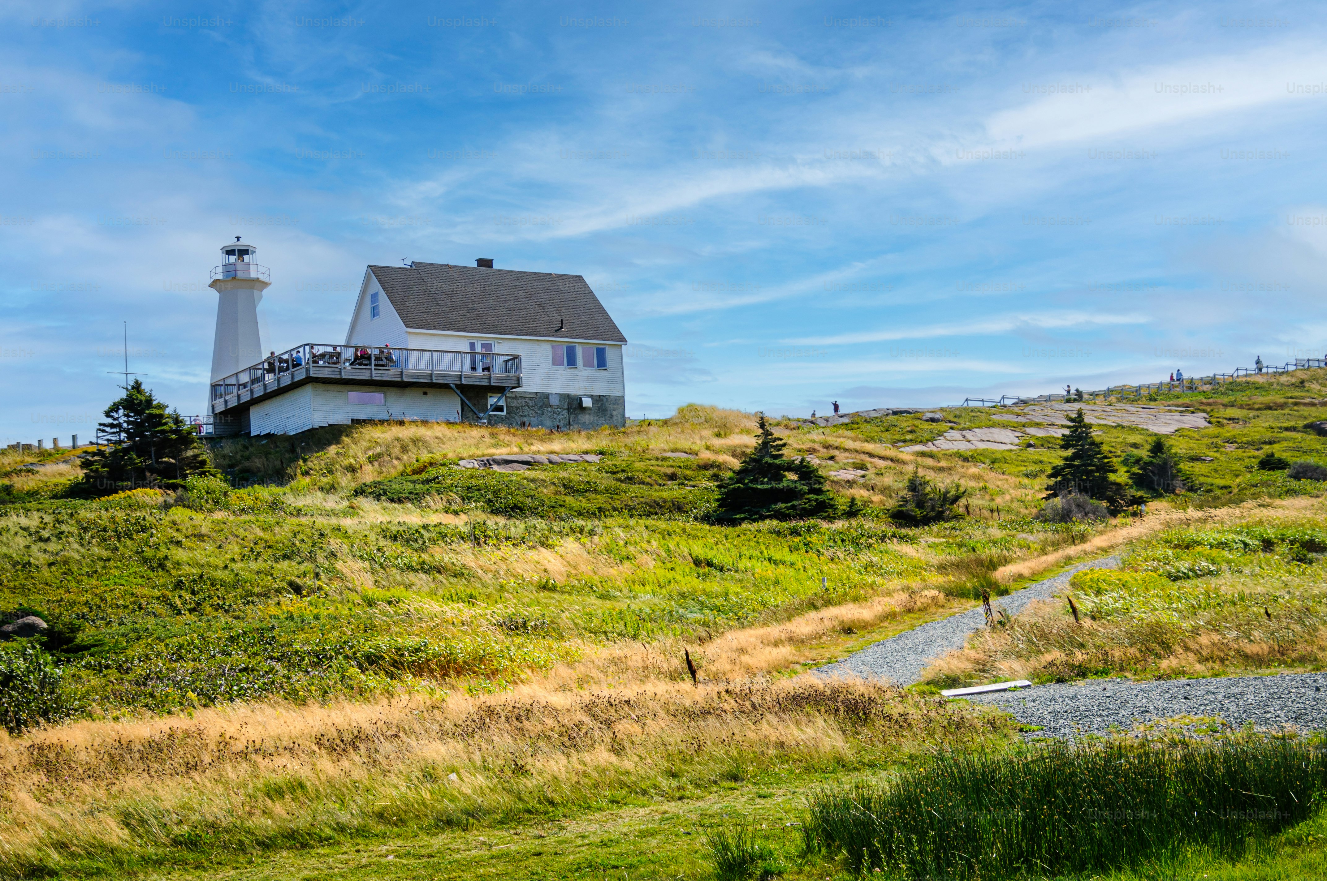 Jalan setapak kerikil mengarah ke Mercusuar Cape Spear (1955) di Newfoundland St. John yang menghadap ke titik paling timur Kanada.