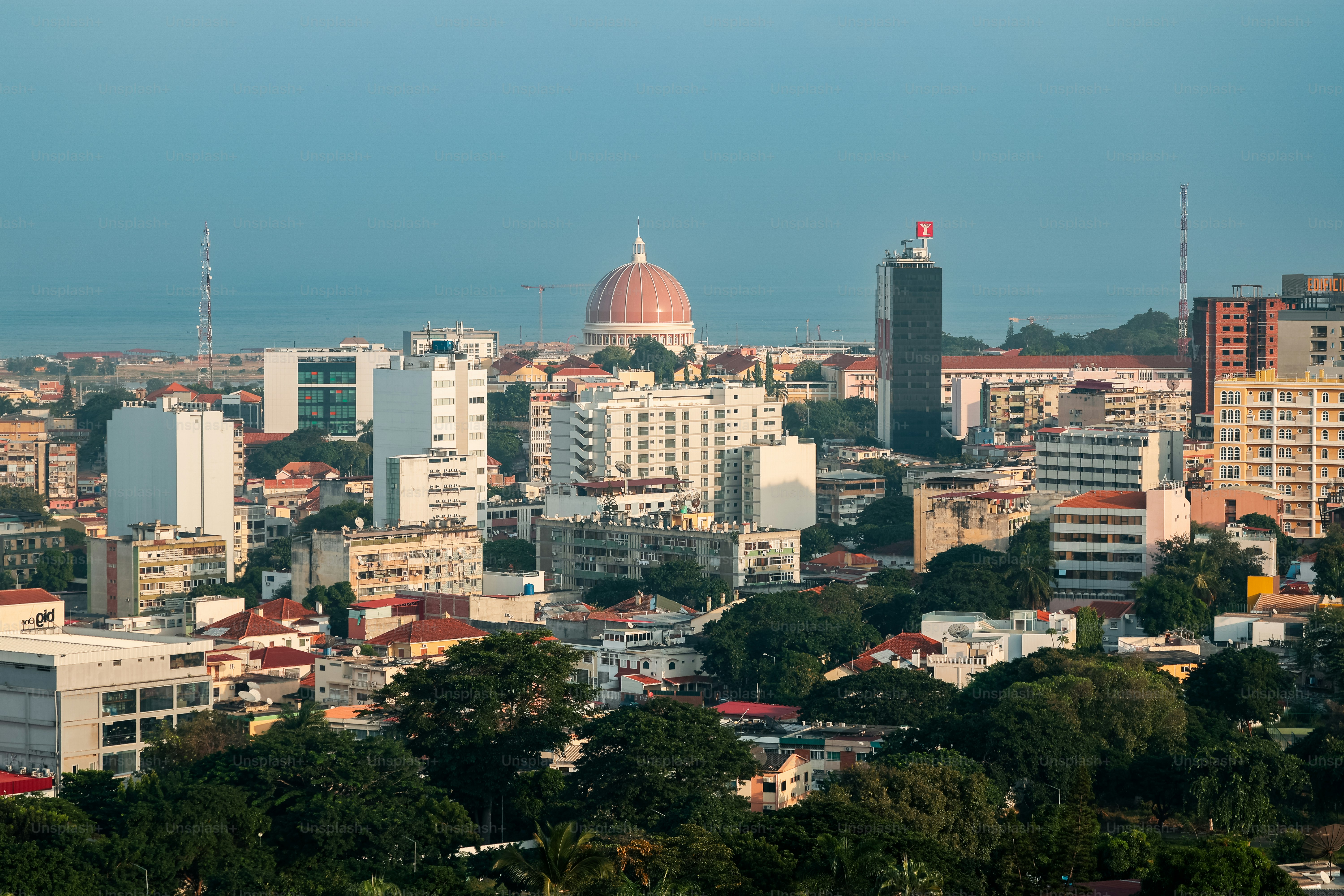 La ciudad de Luanda se expande majestuosamente con su mezcla de arquitectura moderna y tradicional con la icónica estructura de cúpula con un telón de fondo de impresionantes vistas costeras.