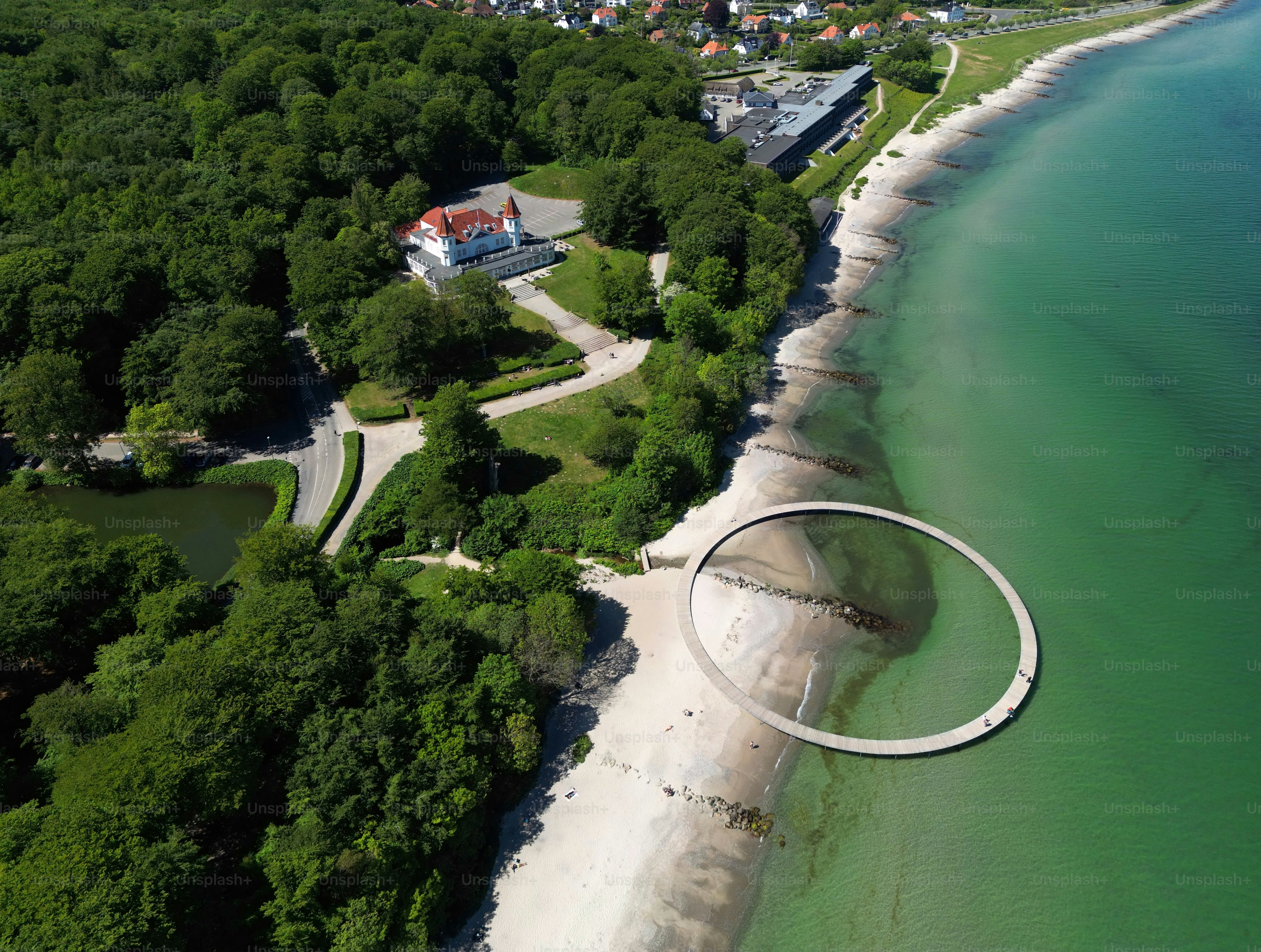 Luftaufnahme der runden Unendlichen Brücke an einem sonnigen Tag in Aarhus, Dänemark