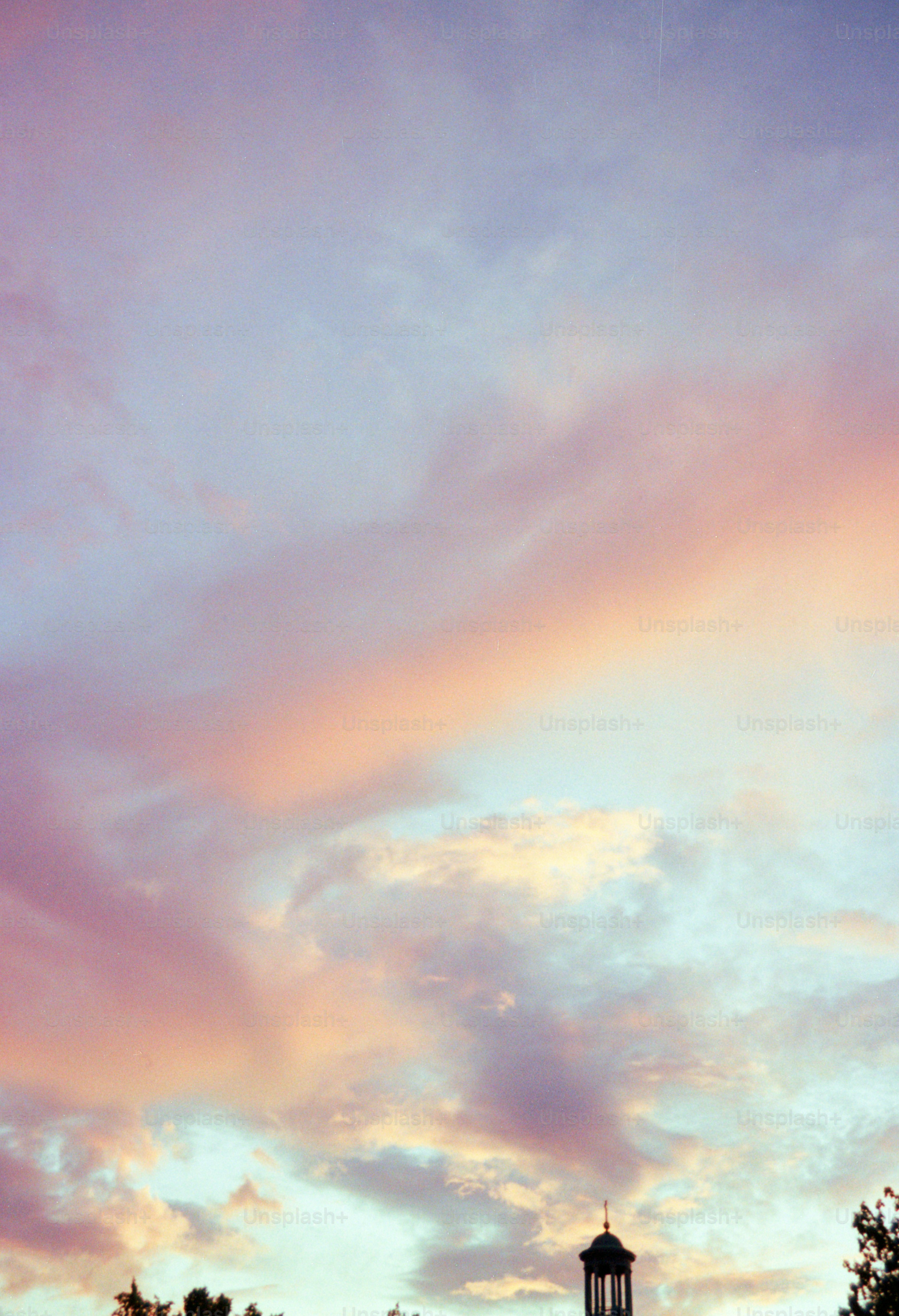 아침 핫살이 구름을 물들이며 멋진 시작을 알립니다. 옥빈관의 하루도 그 빛처럼 따뜻하고 정성 가득한 순간으로 채워갑니다. 오늘도 특별한  하루를 함께 만들어 보세요.\, image size:3000x4392