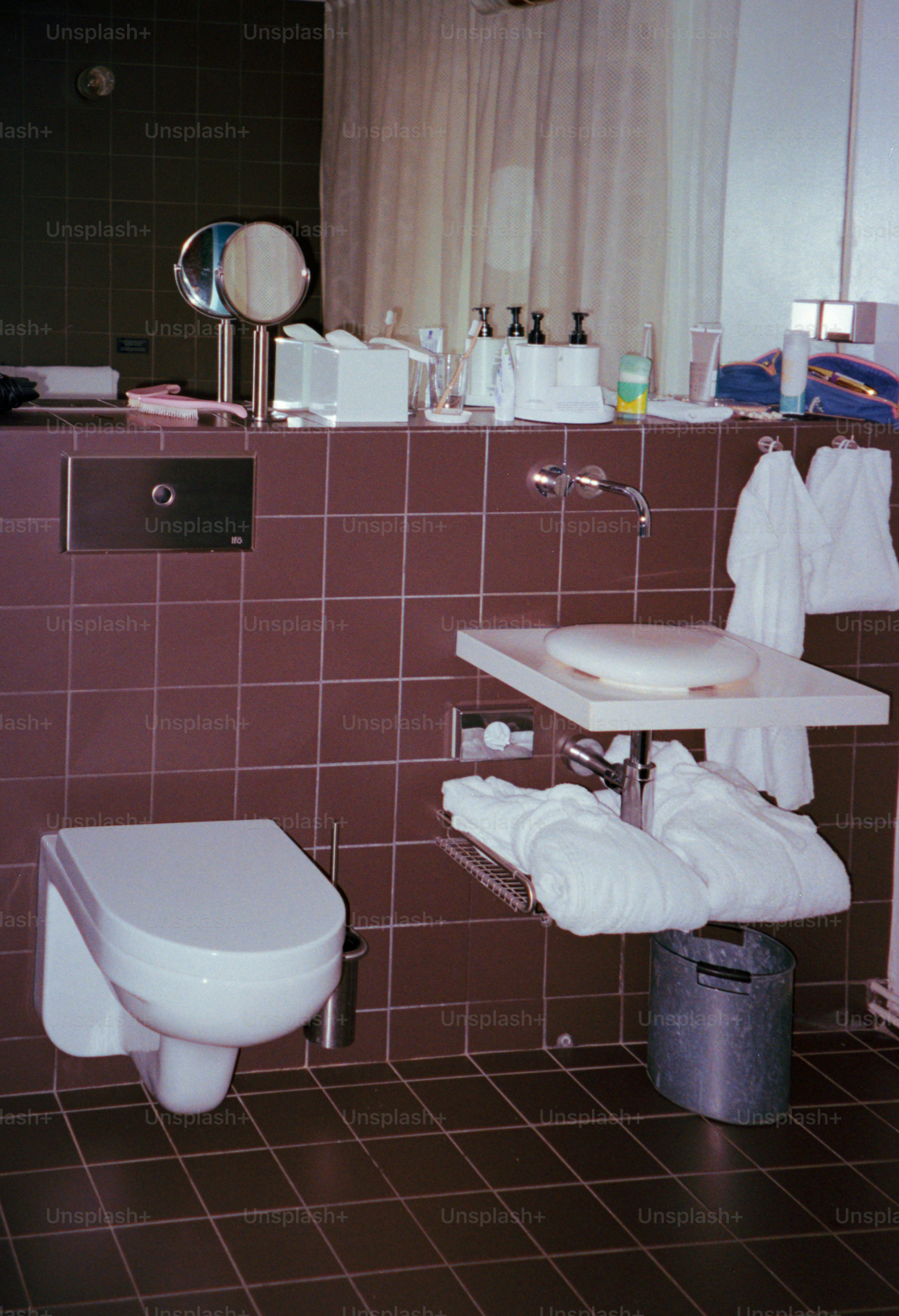Uma casa de banho moderna com sanita e lavatório.