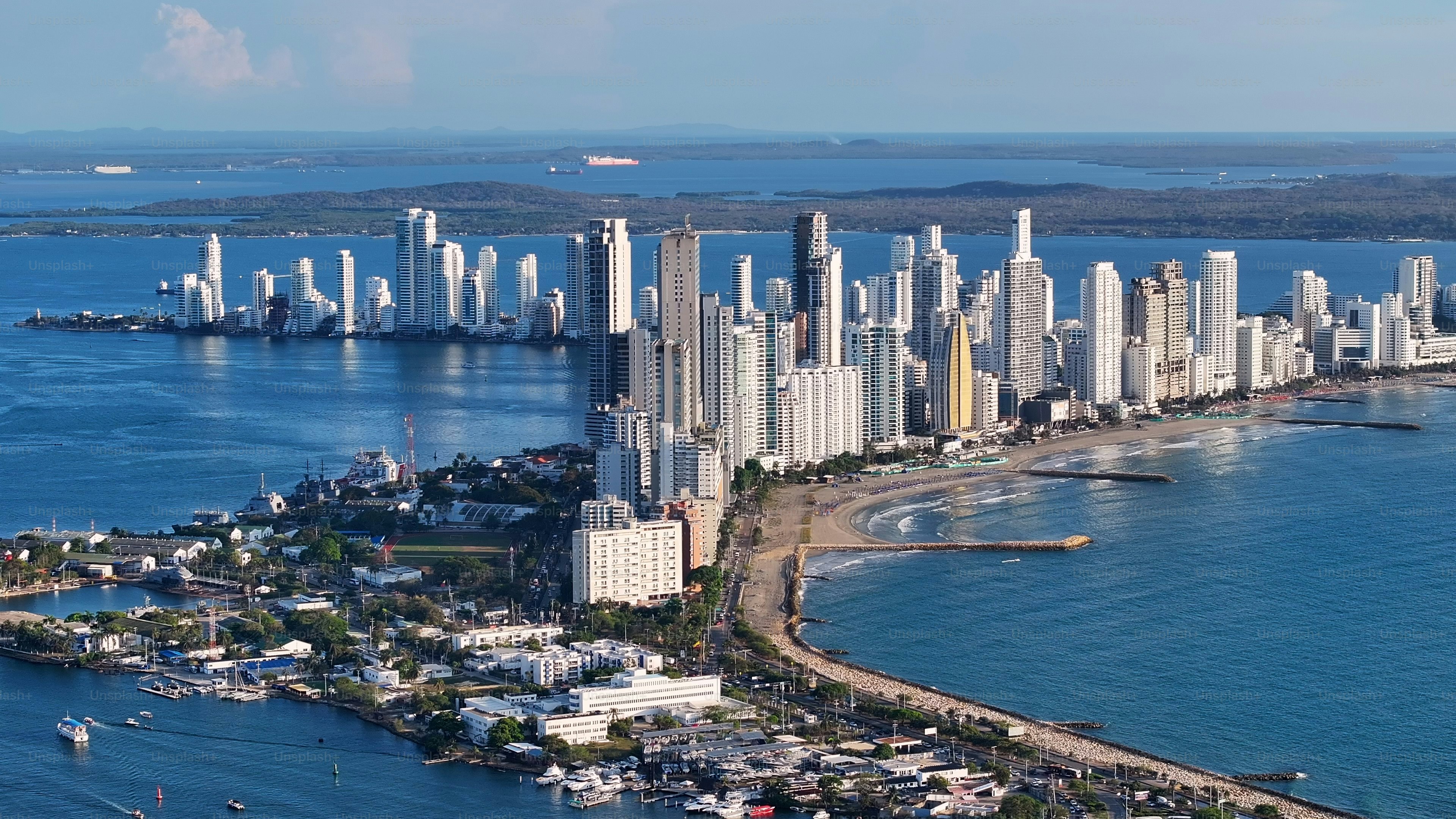 Zona Moderna En Cartagena De Indias En Bolívar Colombia. Paisaje de las  Murallas de Cartagena. Ciudad medieval. Cartagena De Indias En Bolívar  Colombia. Skyline de Cartagena. Centro Histórico. foto – Imagen de, image size:3000x1688