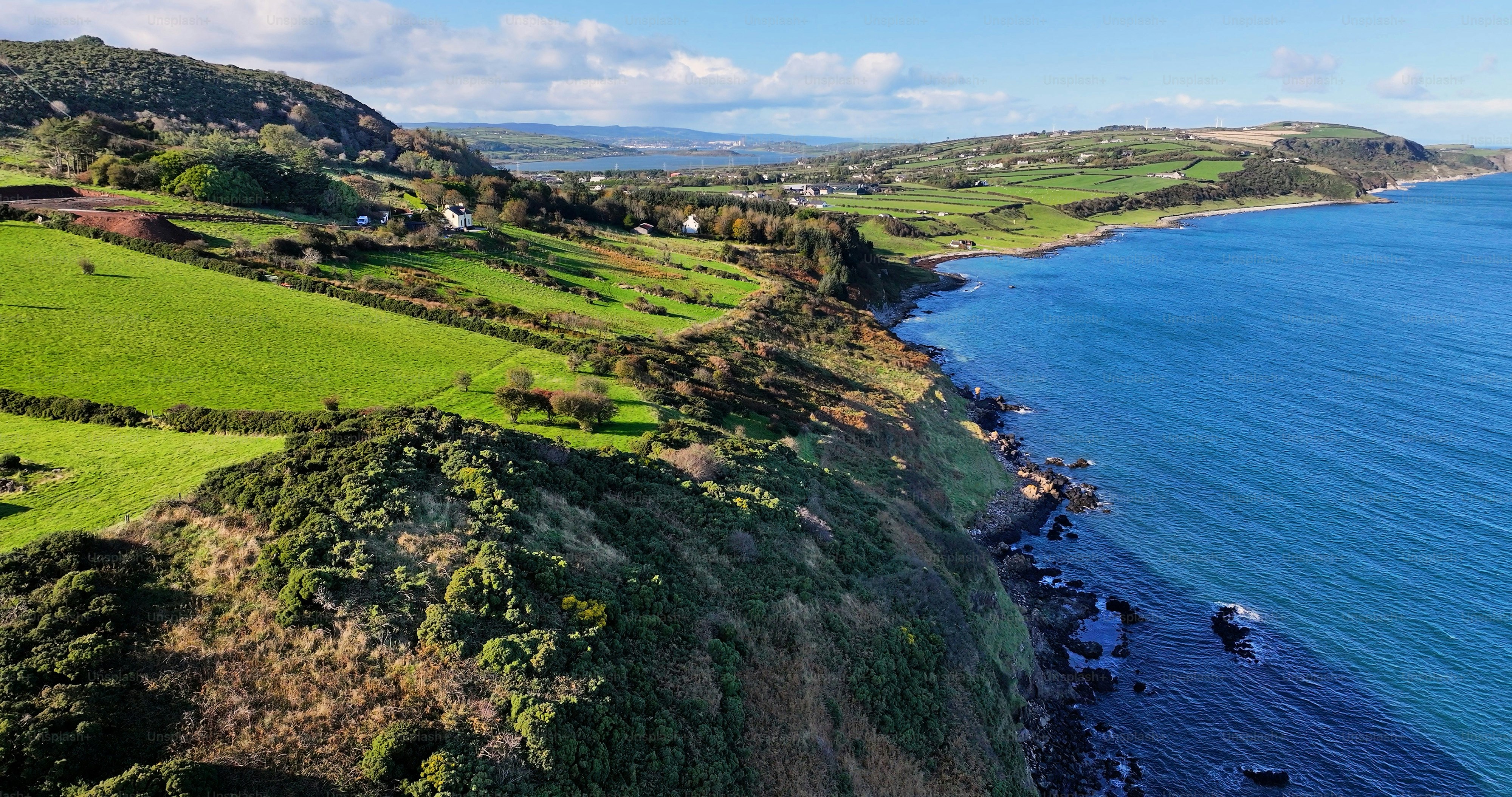Luftaufnahme der wunderschönen und spektakulären Küste der Glens of Antrim, Nordirland