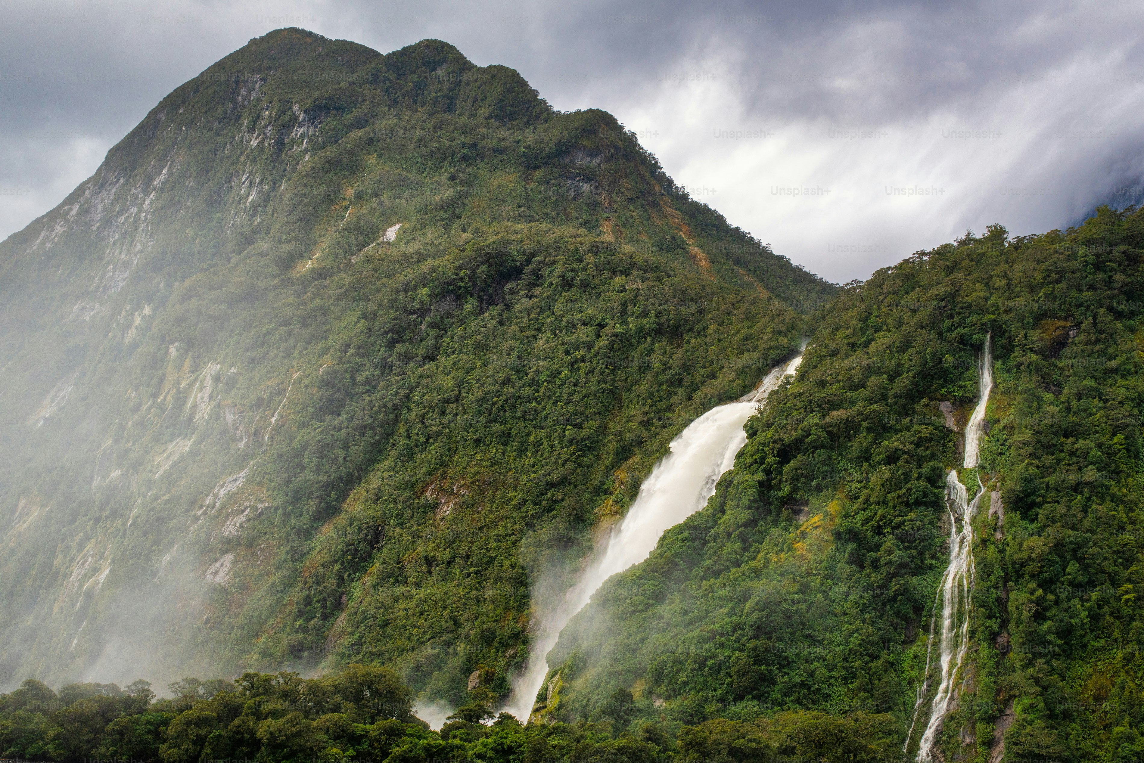 Cascada y Mitre pico kiews en un día nublado en Milford Sound