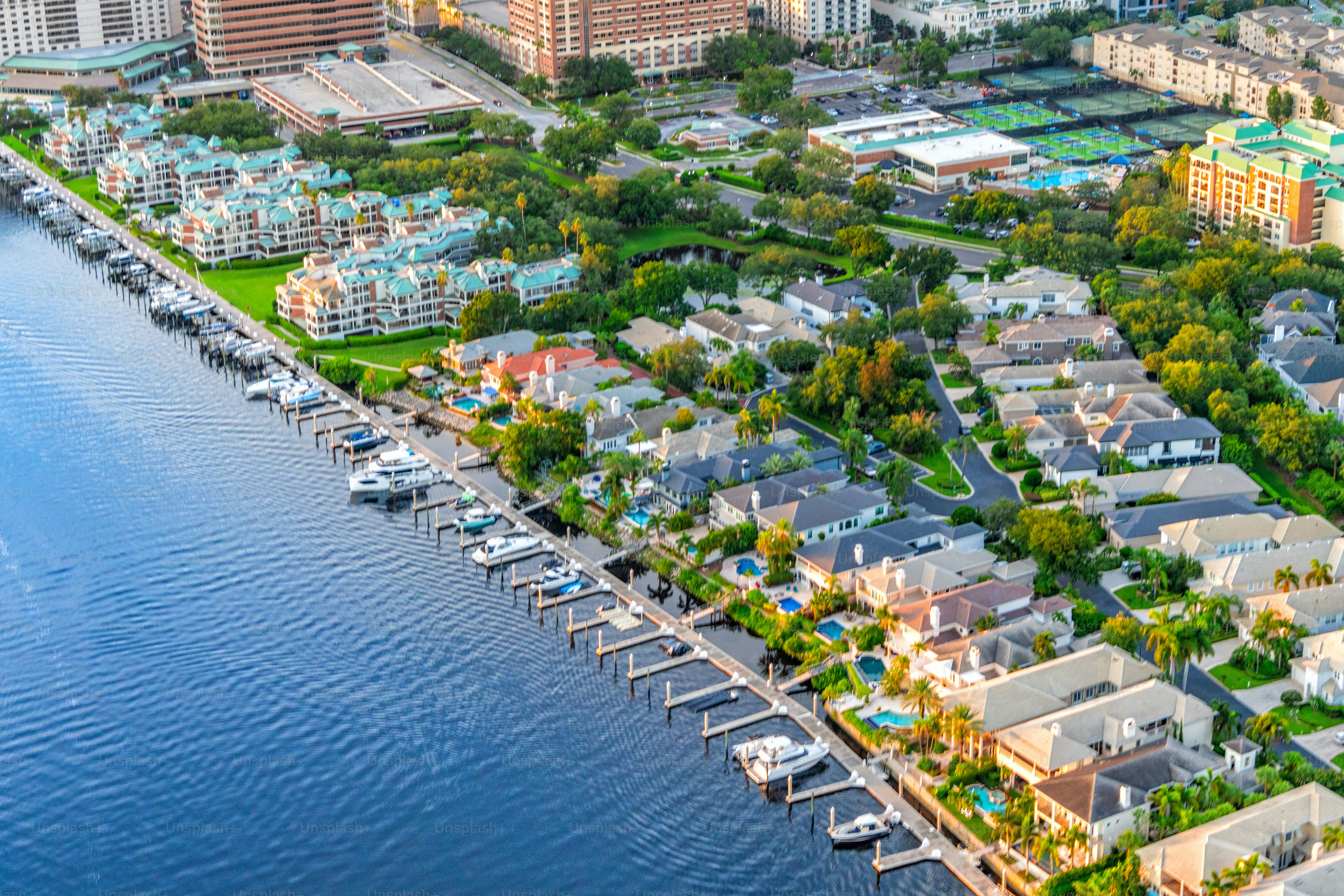 veduta aerea delle case lungo la baia di Tampa, appena fuori dal centro di Tampa, in Florida, ripresa in elicottero da un'altitudine di circa 600 piedi in una calda sera d'estate.