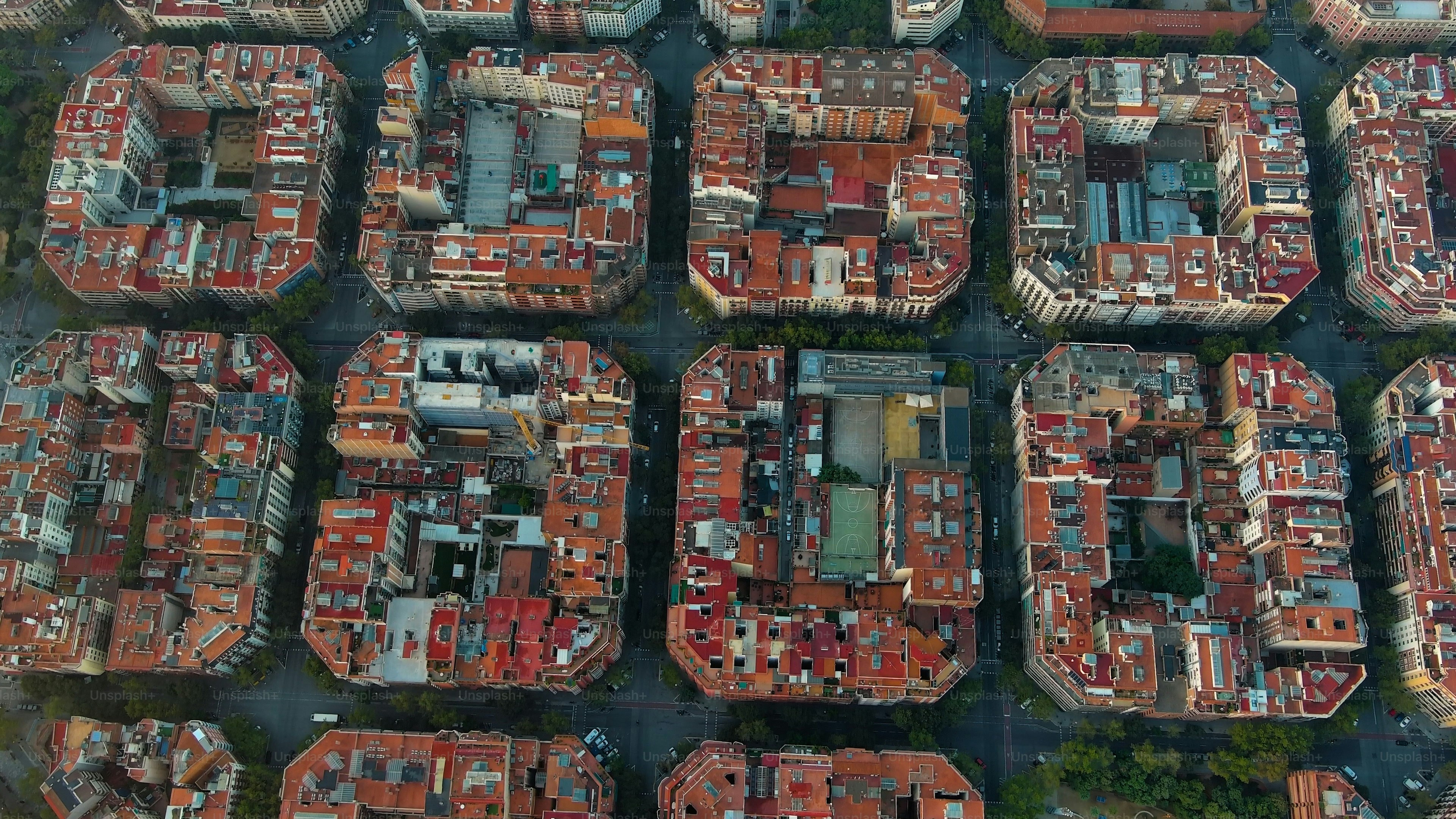 Helicóptero Aéreo Drone Barcelona Ciudad sobre las nubes y la niebla, edificios típicos del paisaje urbano de Barcelona.
