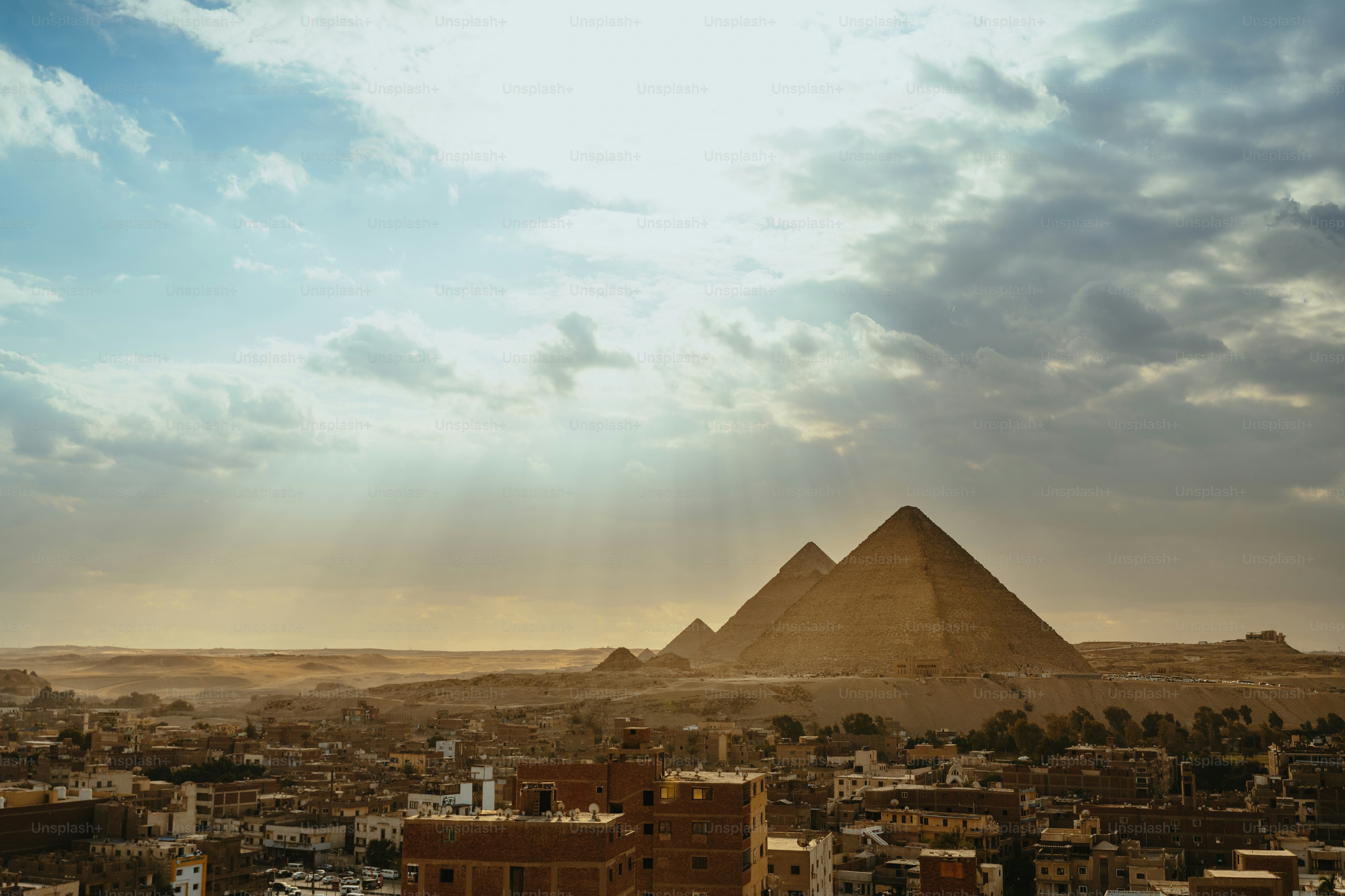 Les majestueuses pyramides de Gizeh se dressent sous un ciel spectaculaire,  capturant l'essence de l'éclat architectural de l'Égypte ancienne photo –  Image de Voyager sur Unsplash, image size:3000x2000