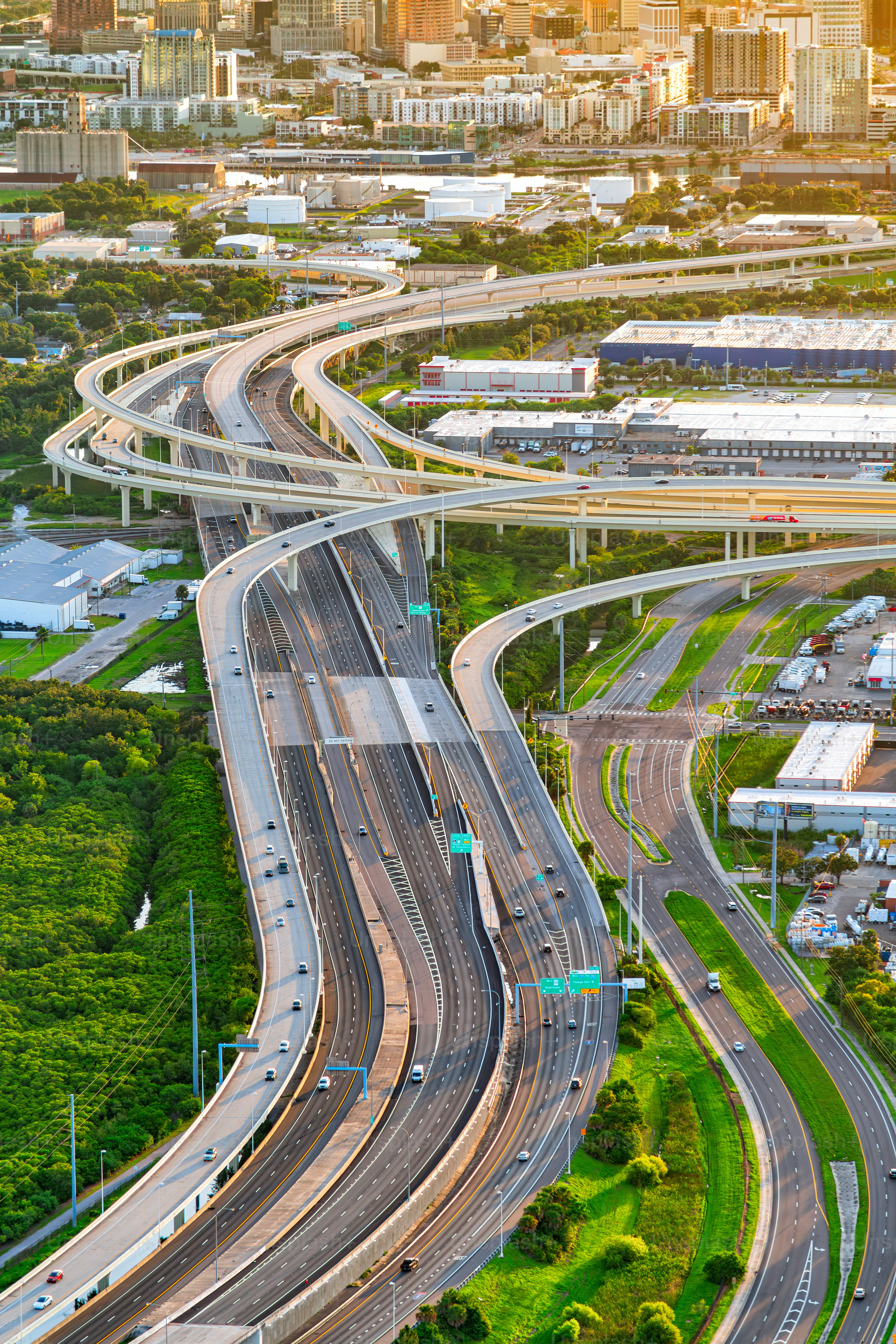 Persimpangan antara Selmon Expressway (jalan tol) dan penghubung jalan bebas hambatan ke Interstate 4 tepat di luar pusat kota Tampa, FL direkam melalui helikopter dari ketinggian sekitar 900 kaki.