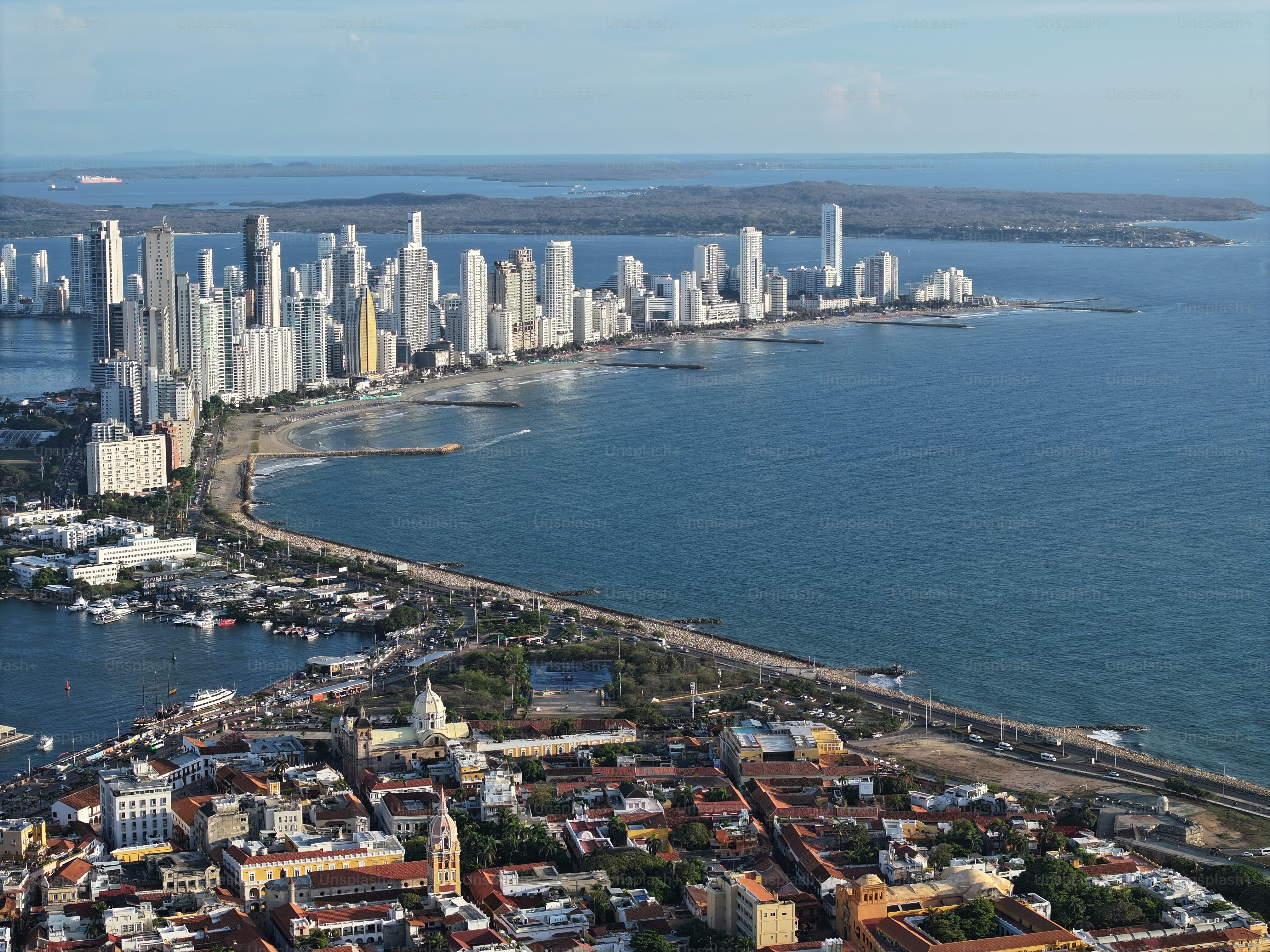 Cartagena Skyline a Cartagena de India a Bolivar Colombia. Paesaggio urbano caraibico. Sfondo del centro. Cartagena de India a Bolivar Colombia. Panorama turistico. Punto di riferimento della città murata.