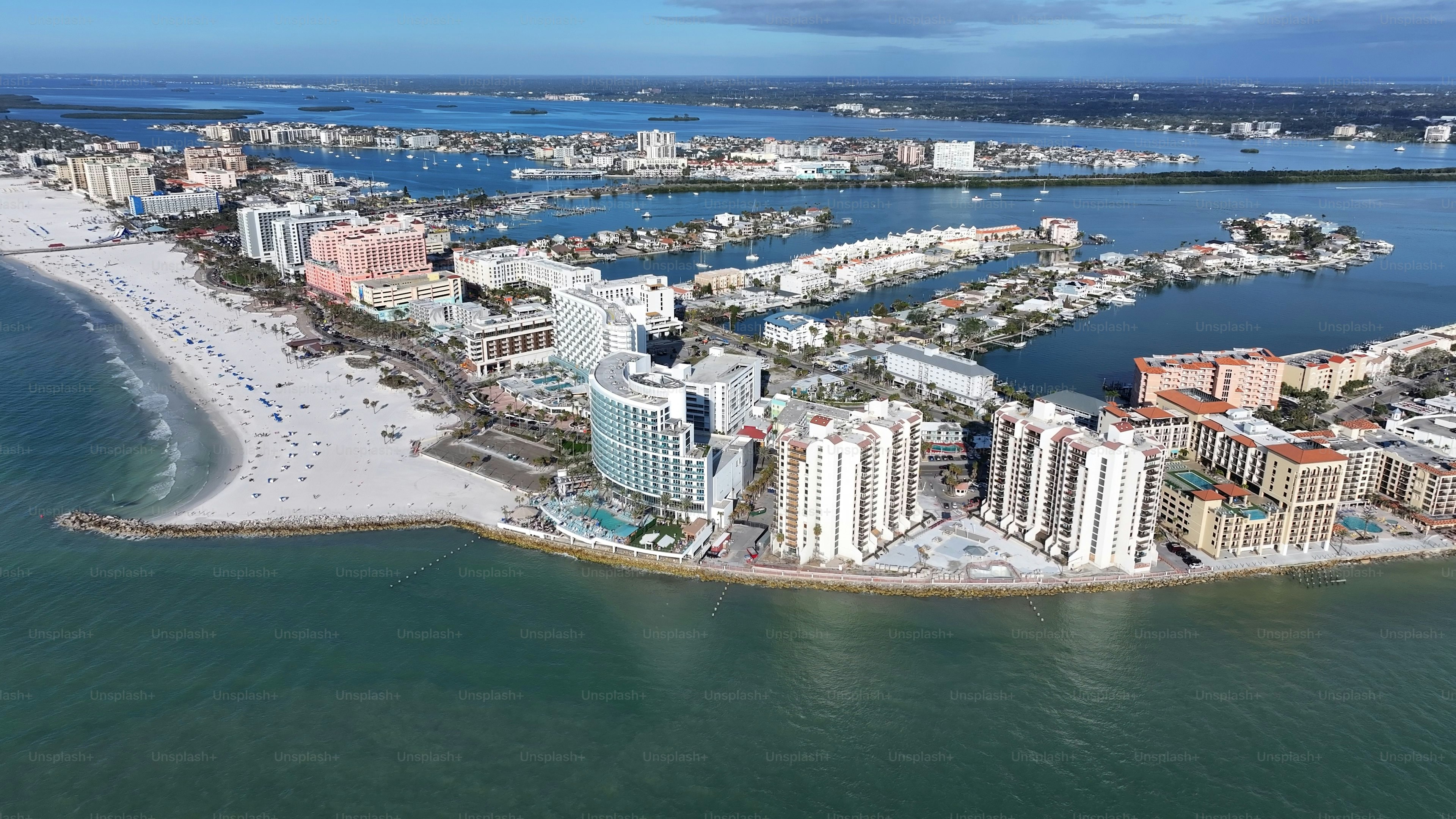 미국 플로리다주 클리어워터의 클리어워터 스카이라인. 멋진 도시 풍경. 해변 풍경. 고층 건물. 미국 플로리다주 클리어워터의 클리어워터  스카이라인. 자연 배경. 사진 – Unsplash의 바닷가 이미지