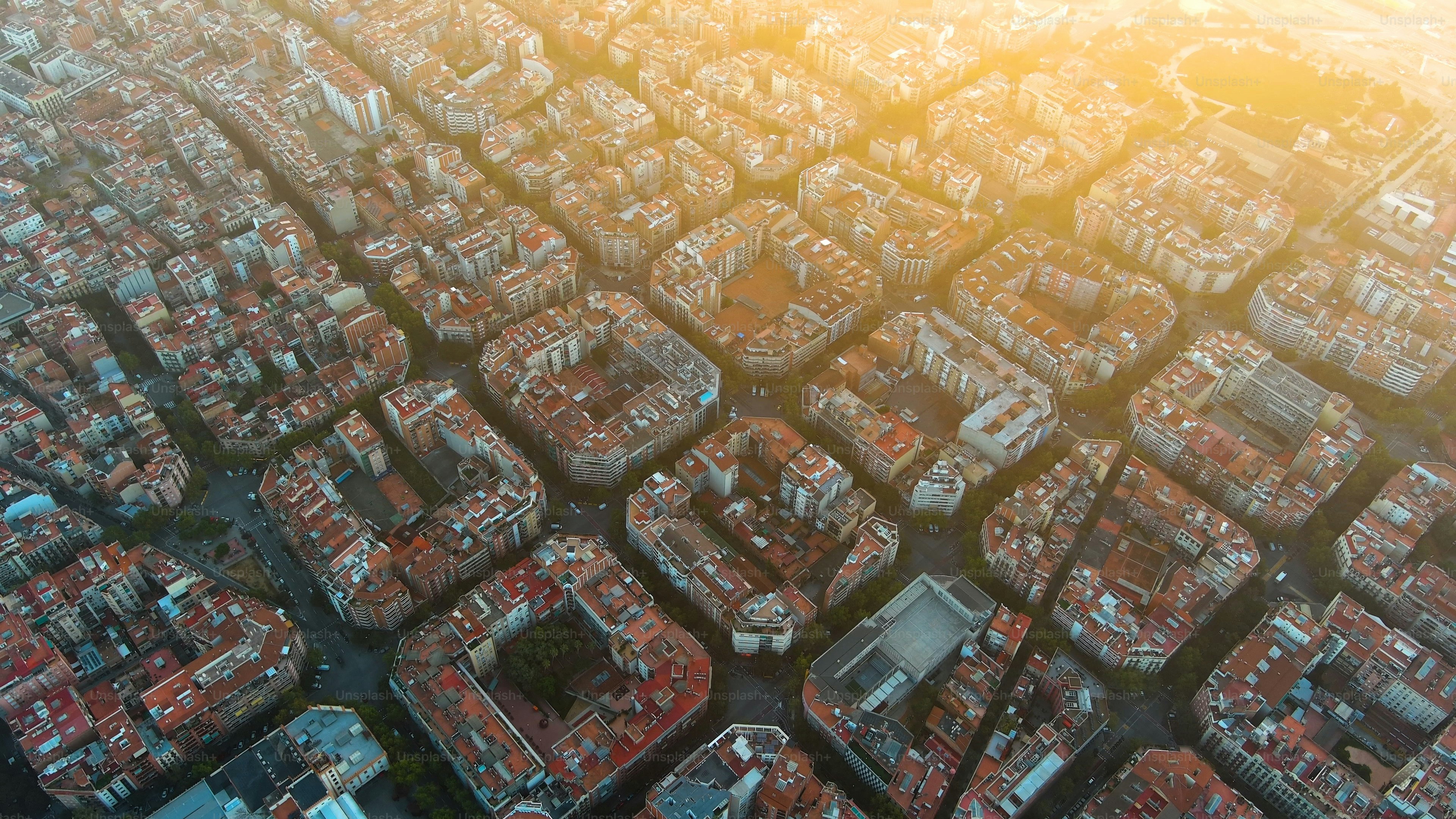 Helicóptero Aéreo Drone Barcelona Ciudad sobre las nubes y la niebla, edificios típicos del paisaje urbano de Barcelona.